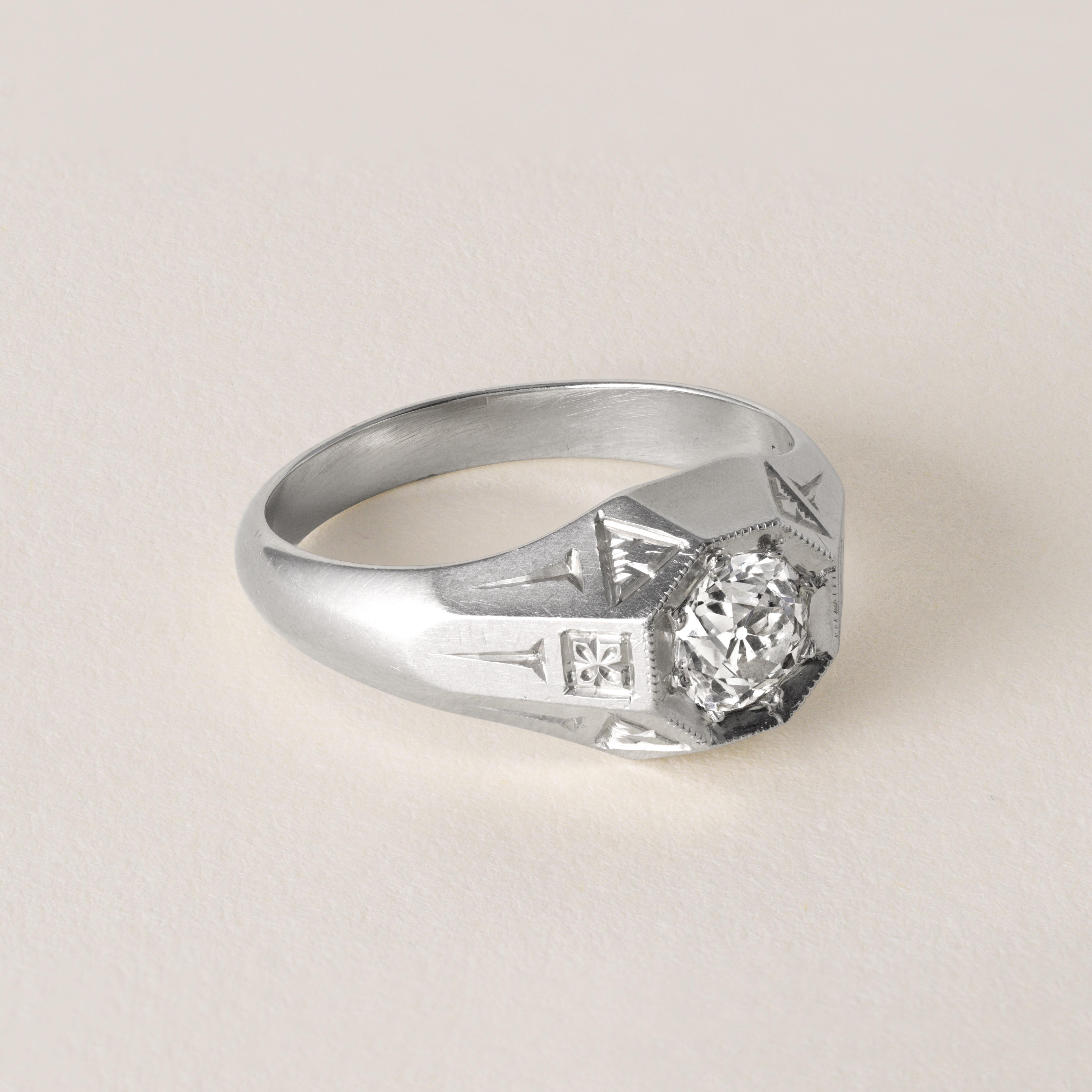 Art déco Circa 1920
Diamant de taille européenne ancienne de 0,70 ct
D-F VS
Symboles finement gravés à la main
Cadre octogonal grainé
8 grammes
Bague taille 8.75
Estampillé 20K dans la tige