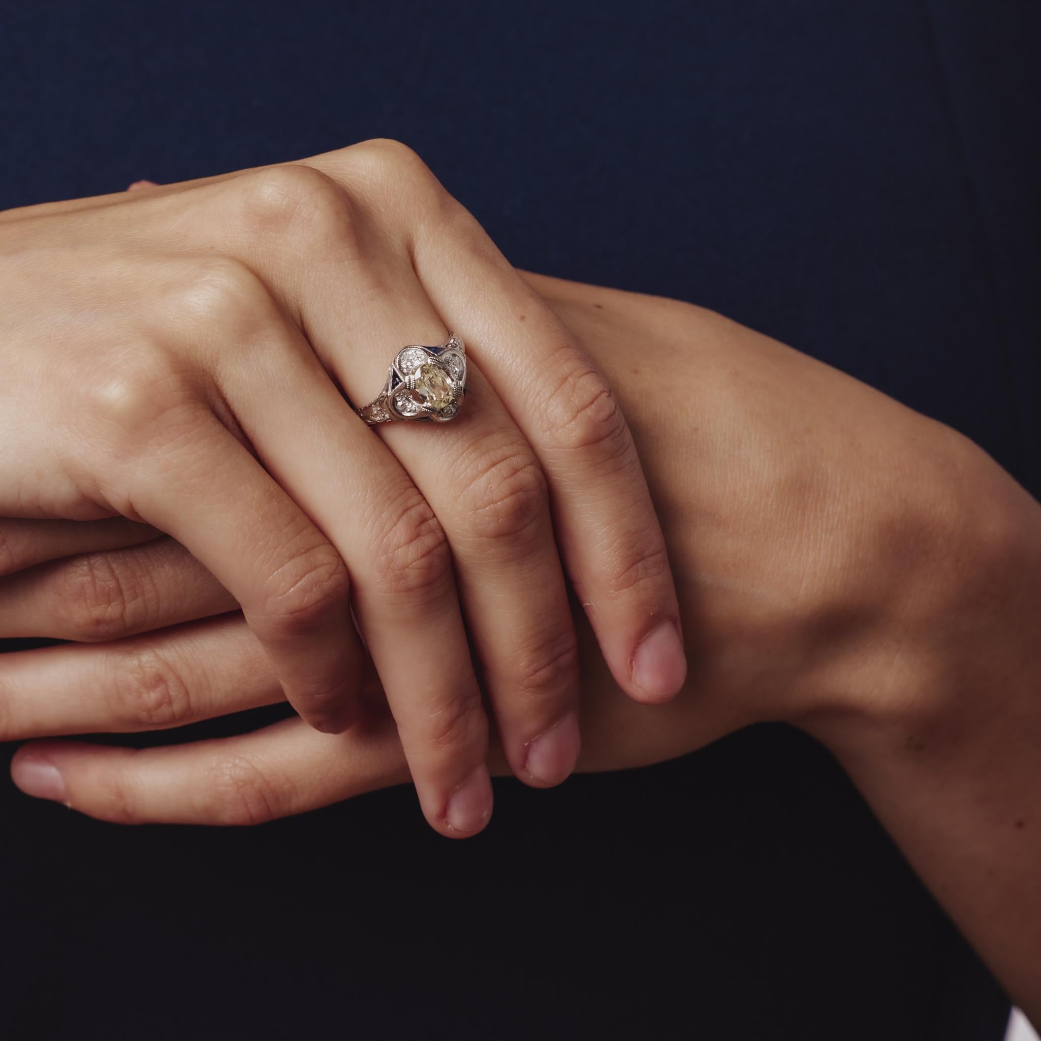 Taglio vecchia miniera Anello di fidanzamento Art Deco in platino con zaffiro e diamante taglio old mine da 0,70 carati in vendita