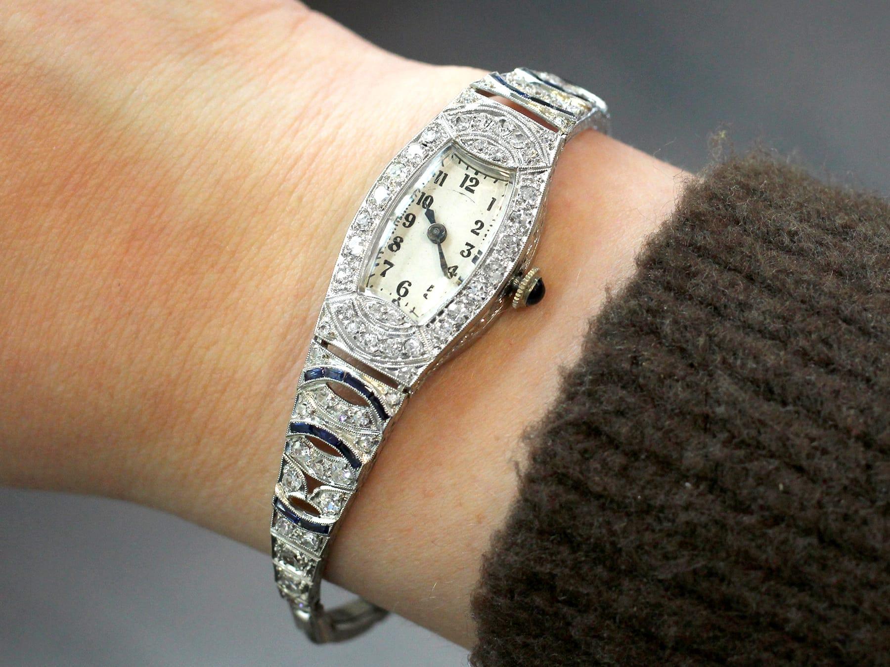 Taglio misto Orologio Art Deco con zaffiro da 0,70 carati, diamante da 2,92 carati e platino Circa 1920 in vendita