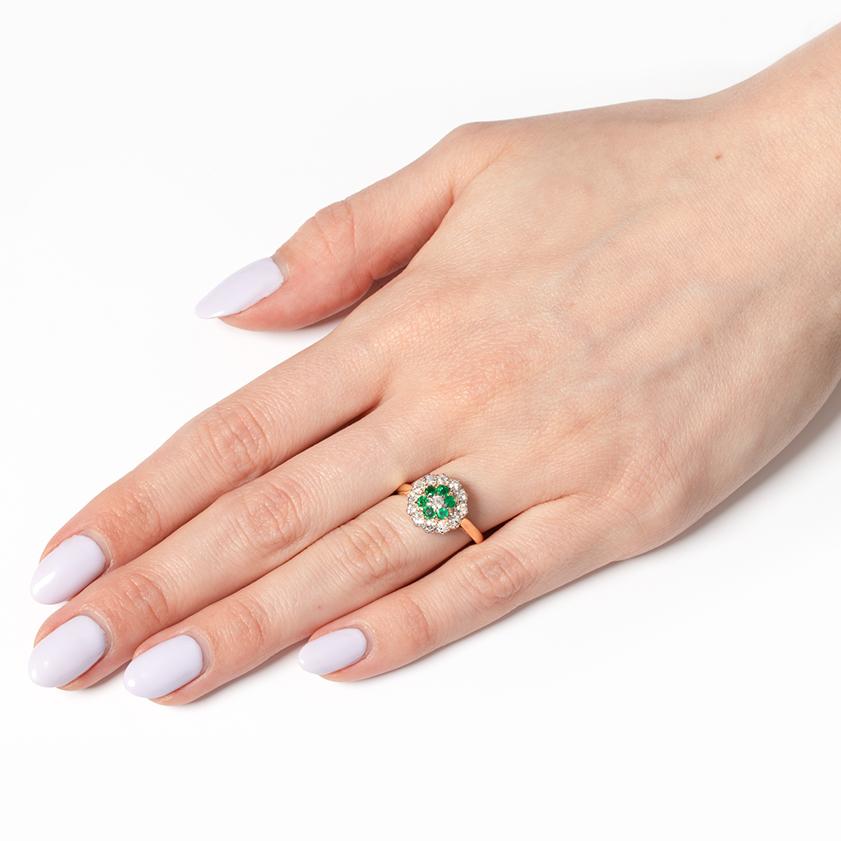Bague grappe Art déco en diamants et émeraudes de 0,70 carat, c.1930 Pour femmes en vente