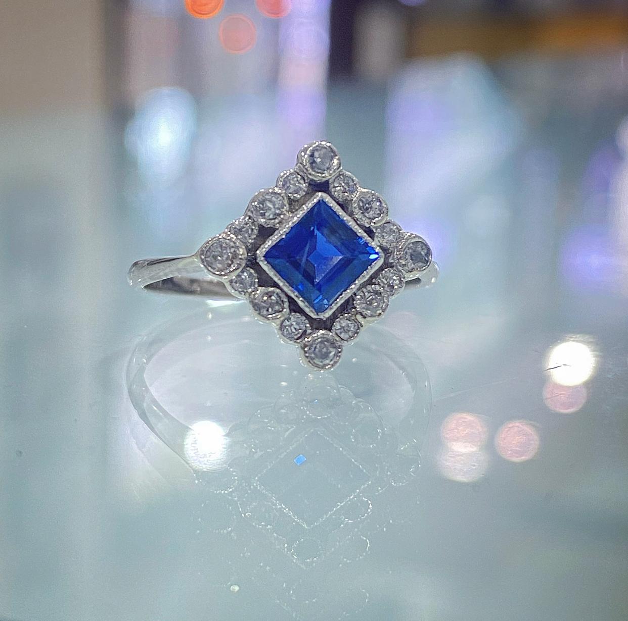 Art Deco 0.70ct Sapphire and Diamond Cluster Ring, c.1920s For Sale 2