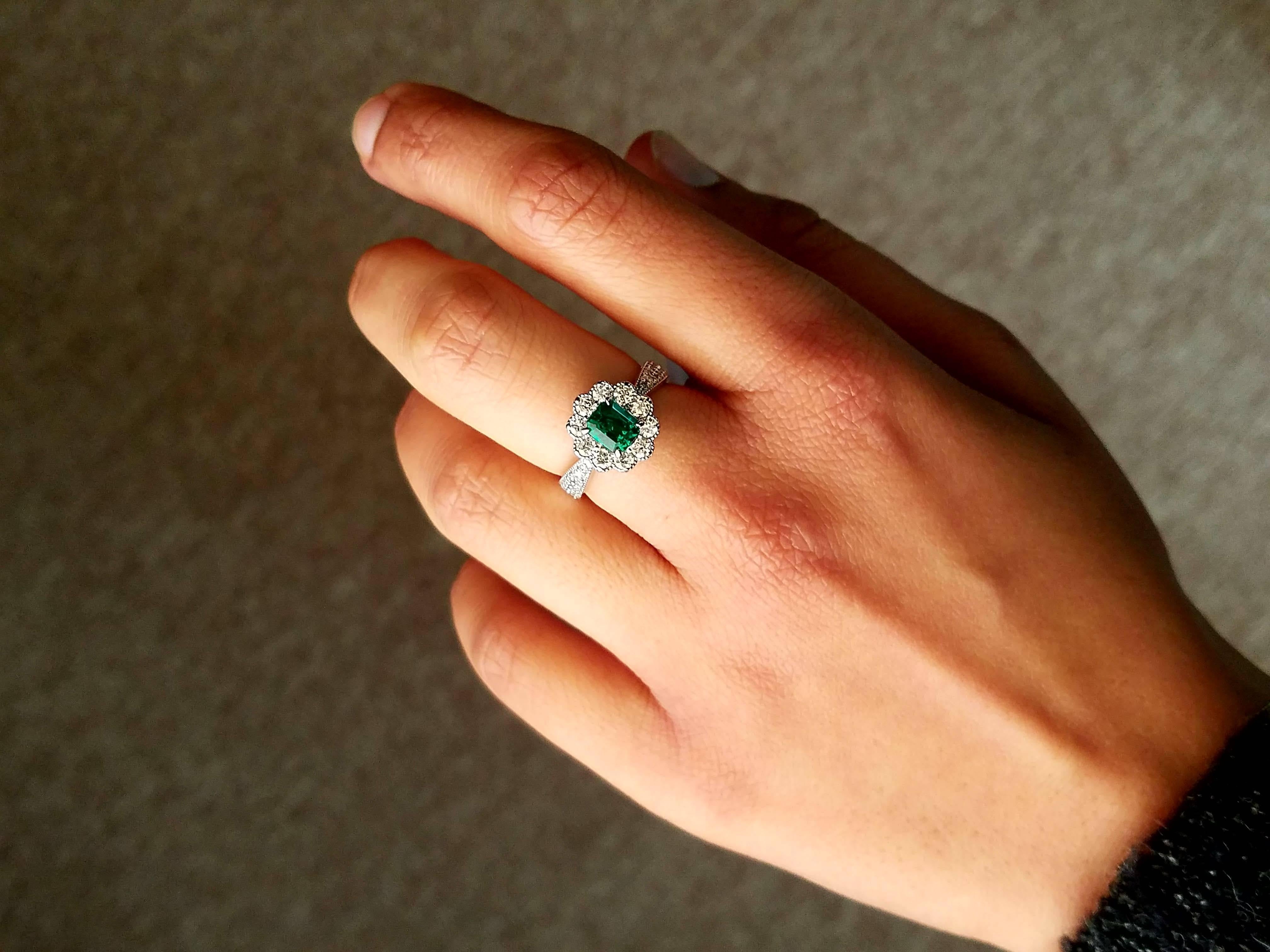Art Deco Colombian Emerald and White Diamond Platinum Band Ring