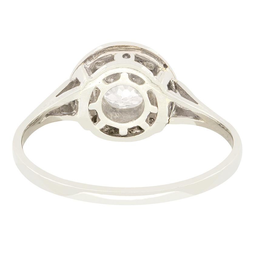 Art-Déco-Halo-Ring mit 0,74 Karat Diamanten, ca. 1920er Jahre (Alteuropäischer Schliff) im Angebot