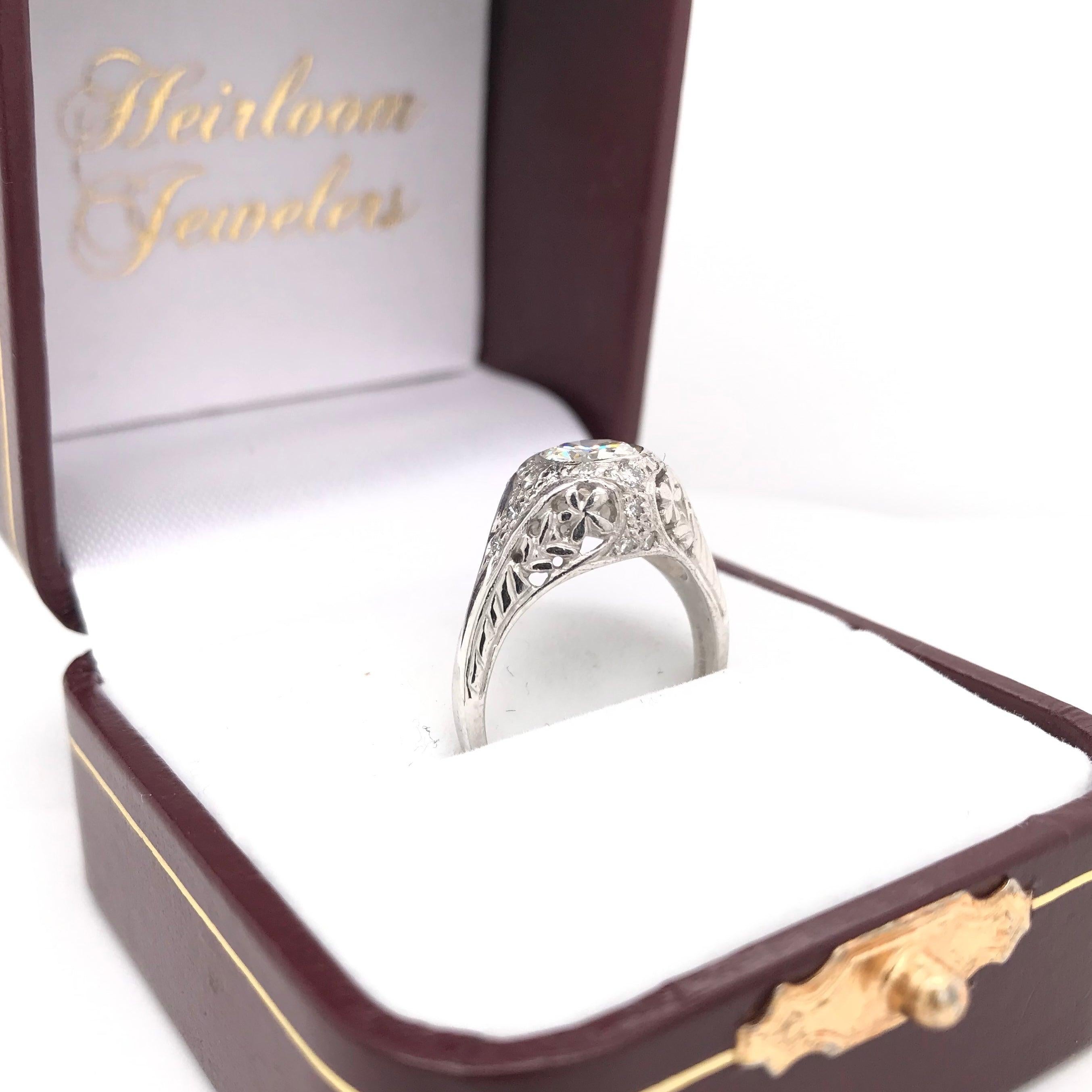 Art Deco 0.75 Carat Diamond and Platinum Filigree Ring For Sale 5