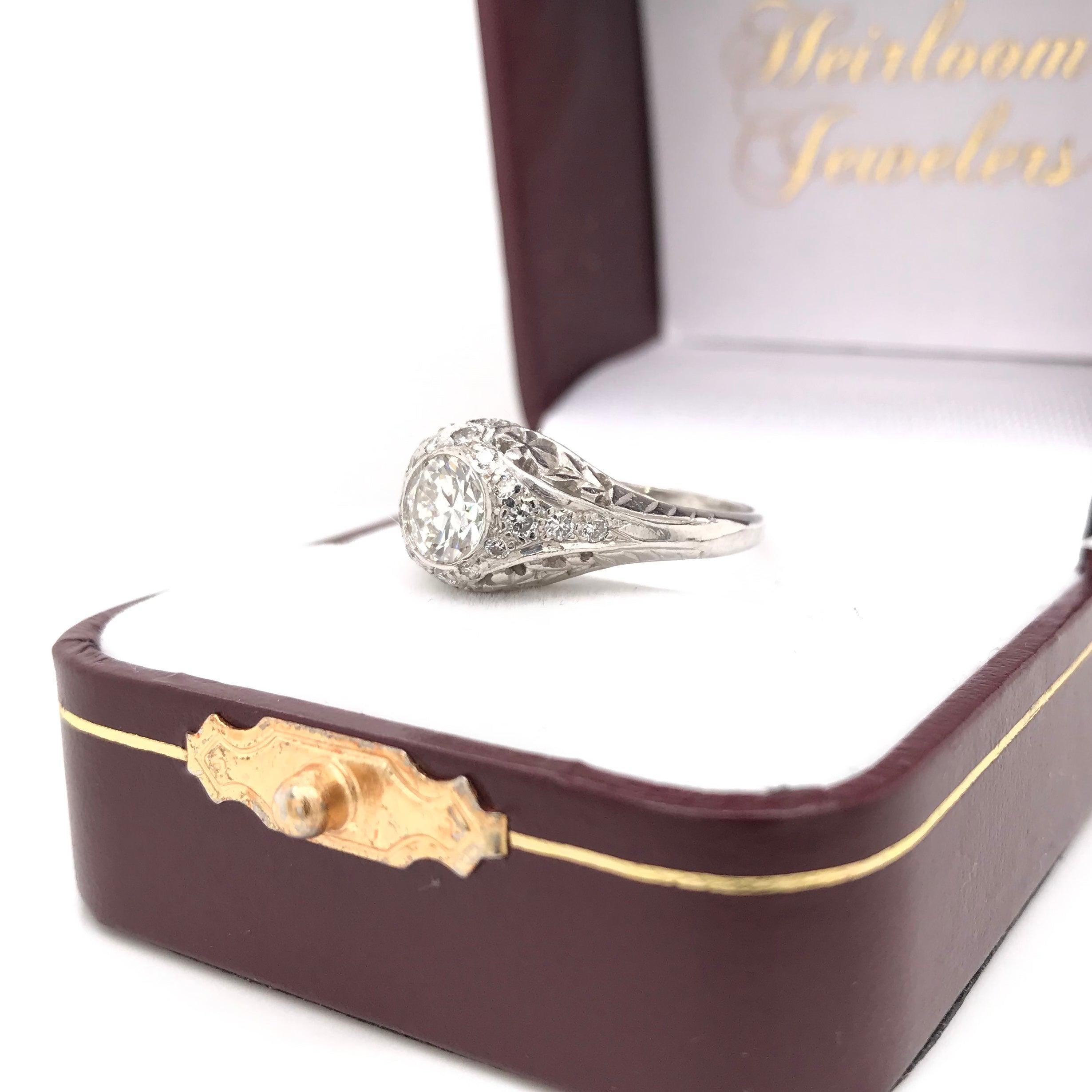 Art Deco 0.75 Carat Diamond and Platinum Filigree Ring For Sale 7