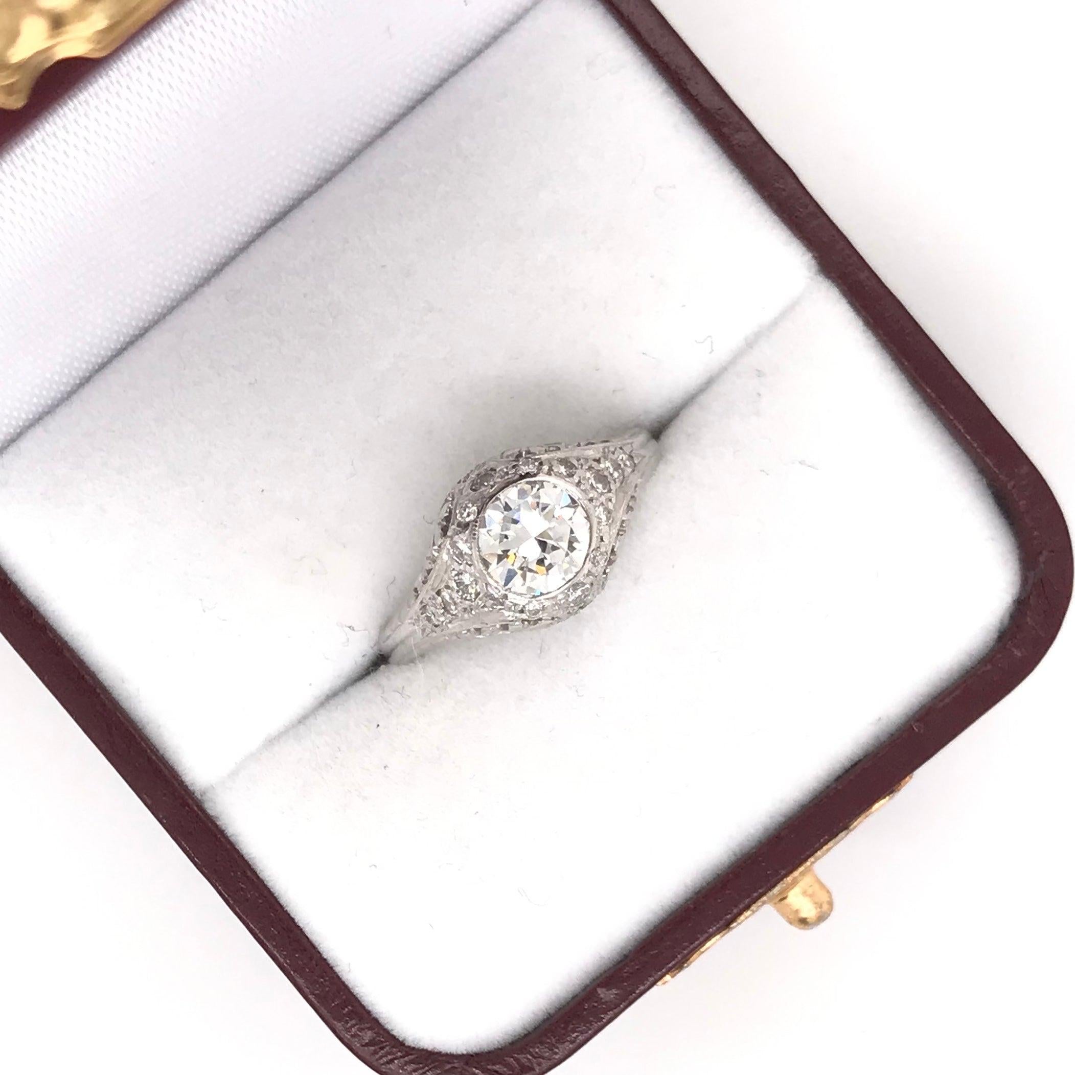 Art Deco 0.75 Carat Diamond and Platinum Filigree Ring For Sale 10