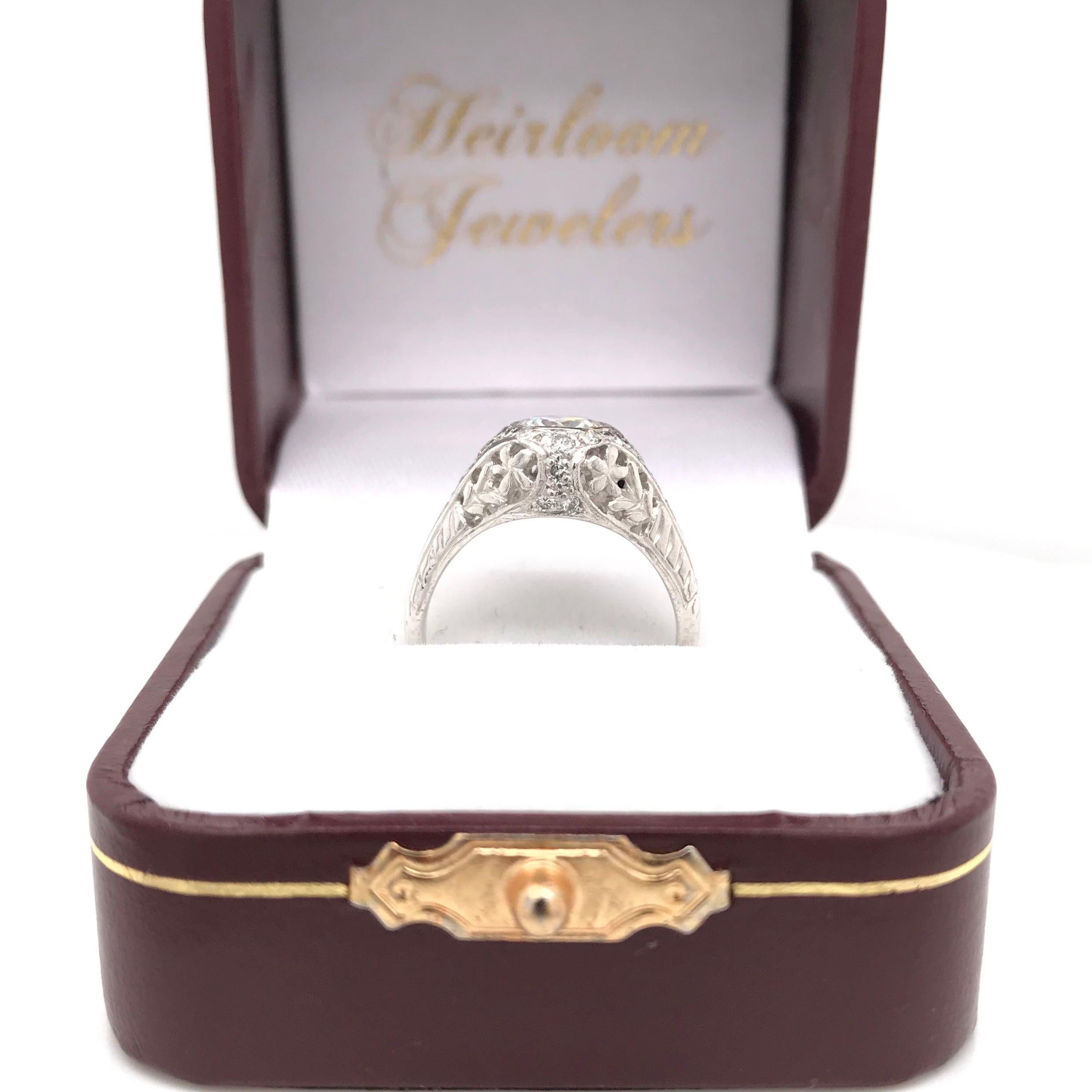 Art Deco 0.75 Carat Diamond and Platinum Filigree Ring For Sale 2