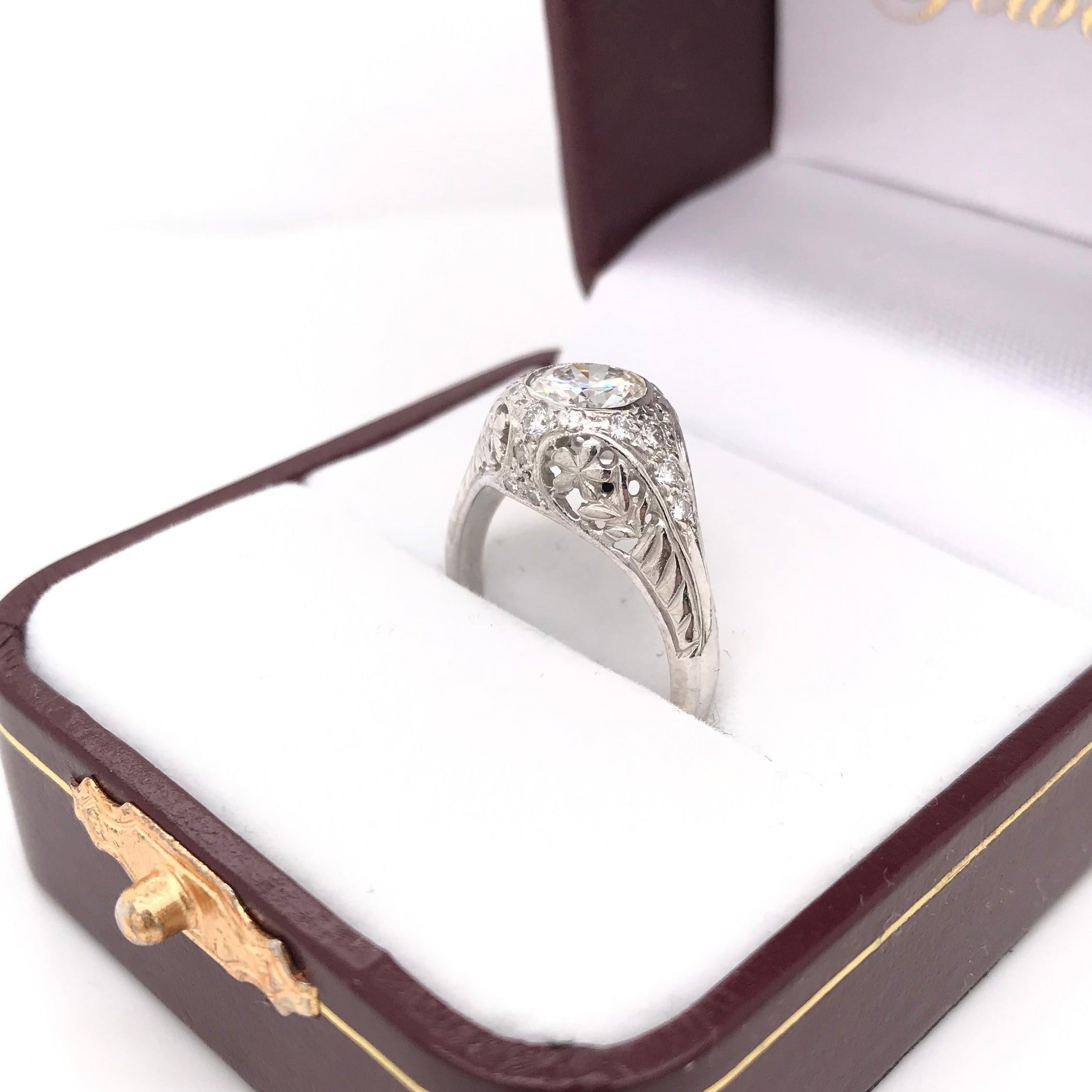 Art Deco 0.75 Carat Diamond and Platinum Filigree Ring For Sale 3