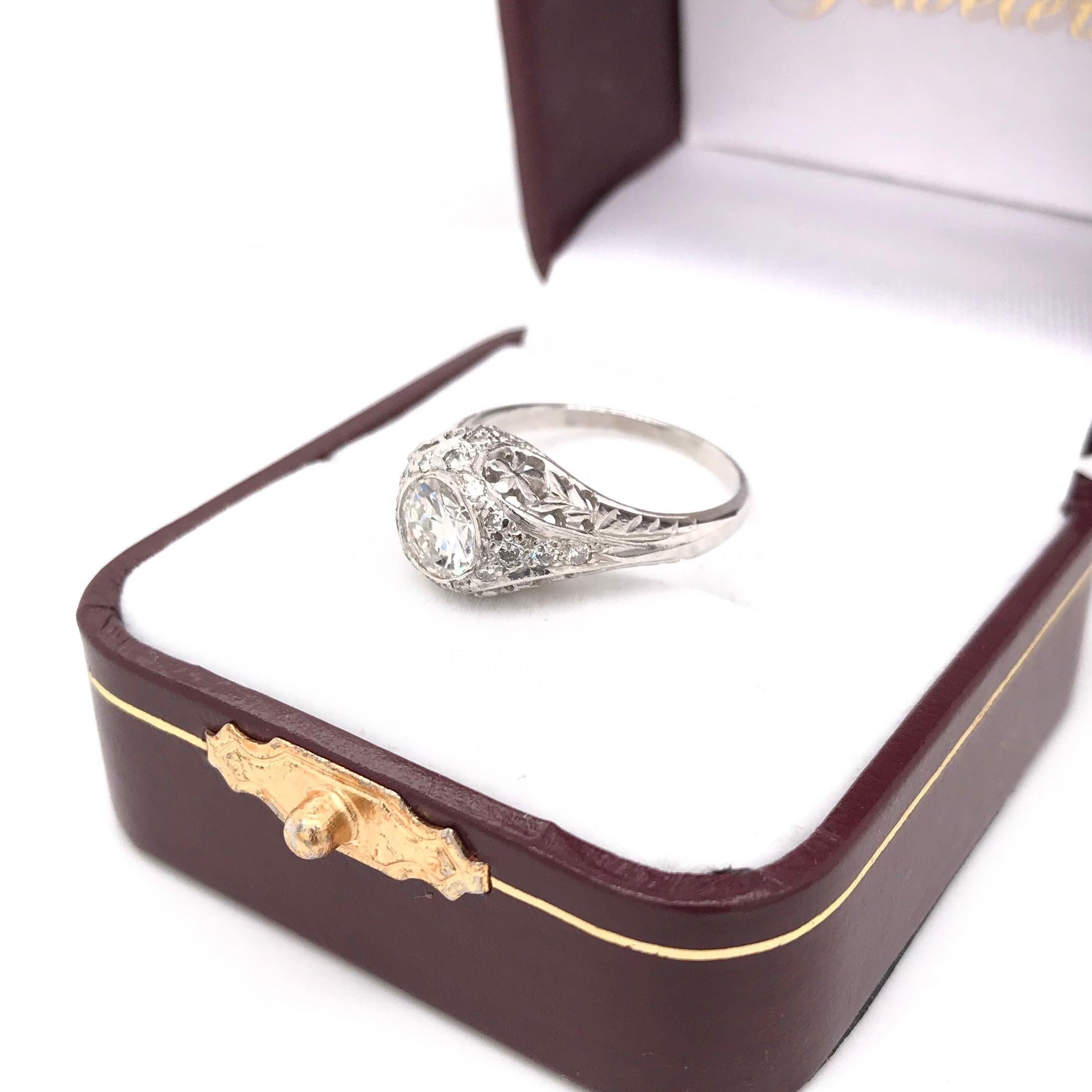 Art Deco 0.75 Carat Diamond and Platinum Filigree Ring For Sale 4