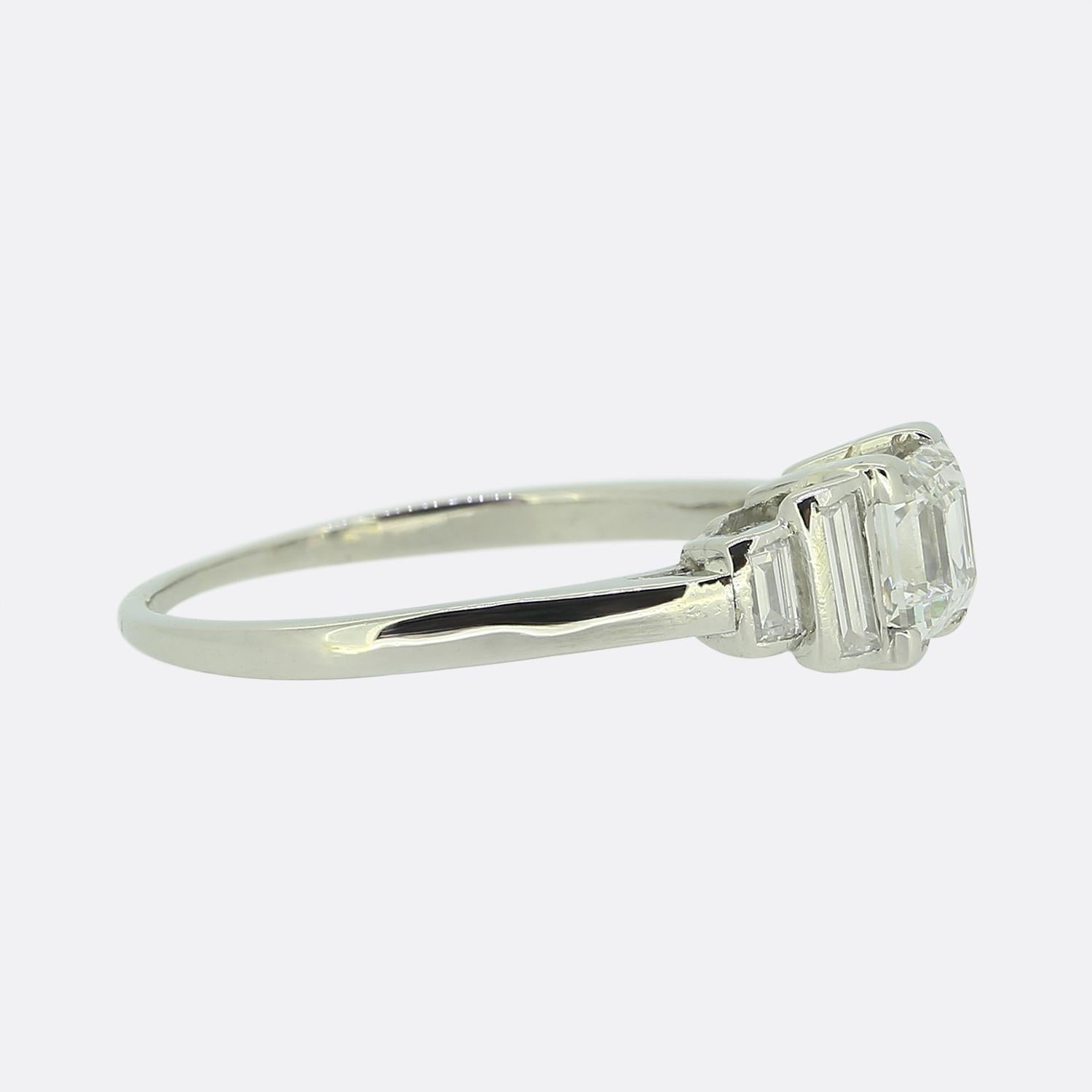 Art déco Bague Art Déco 0.95 carat Princesse et diamant taille baguette en vente