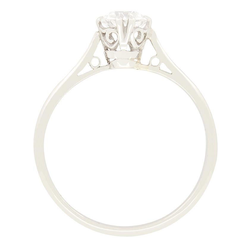 Questo anello solitario con diamante Art Deco dall'eleganza senza tempo presenta un bellissimo diamante taglio vecchio da 0,75 carati incastonato ad artiglio. Il diamante ha un colore G e una purezza SI1. L'incastonatura a griffe divise ospita il
