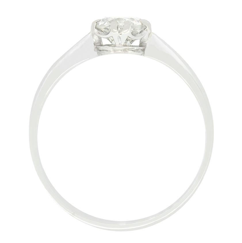 Dieser schlichte und doch elegante Solitärring stammt aus der Zeit des Art déco. Ein einzelner 0,75-Karat-Altschliff steht im Mittelpunkt des Designs, das in Platin mit zwei Krallen gefasst ist. Der Diamant hat eine Farbe von I und eine Reinheit von