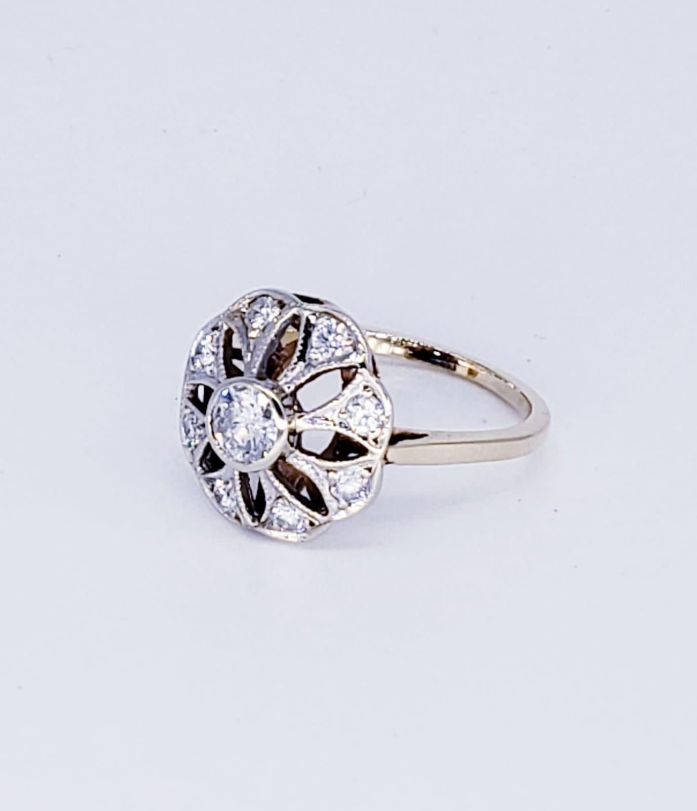 Anillo de cóctel de diamantes estilo art déco de 0,76 quilates. El diamante central mide aproximadamente 0,36 ct y los diamantes circundantes pesan un total de 0,40 ct (8 piedras de 0,05 ct cada una). El anillo es de la talla 6,25 y pesa 3,4 gramos