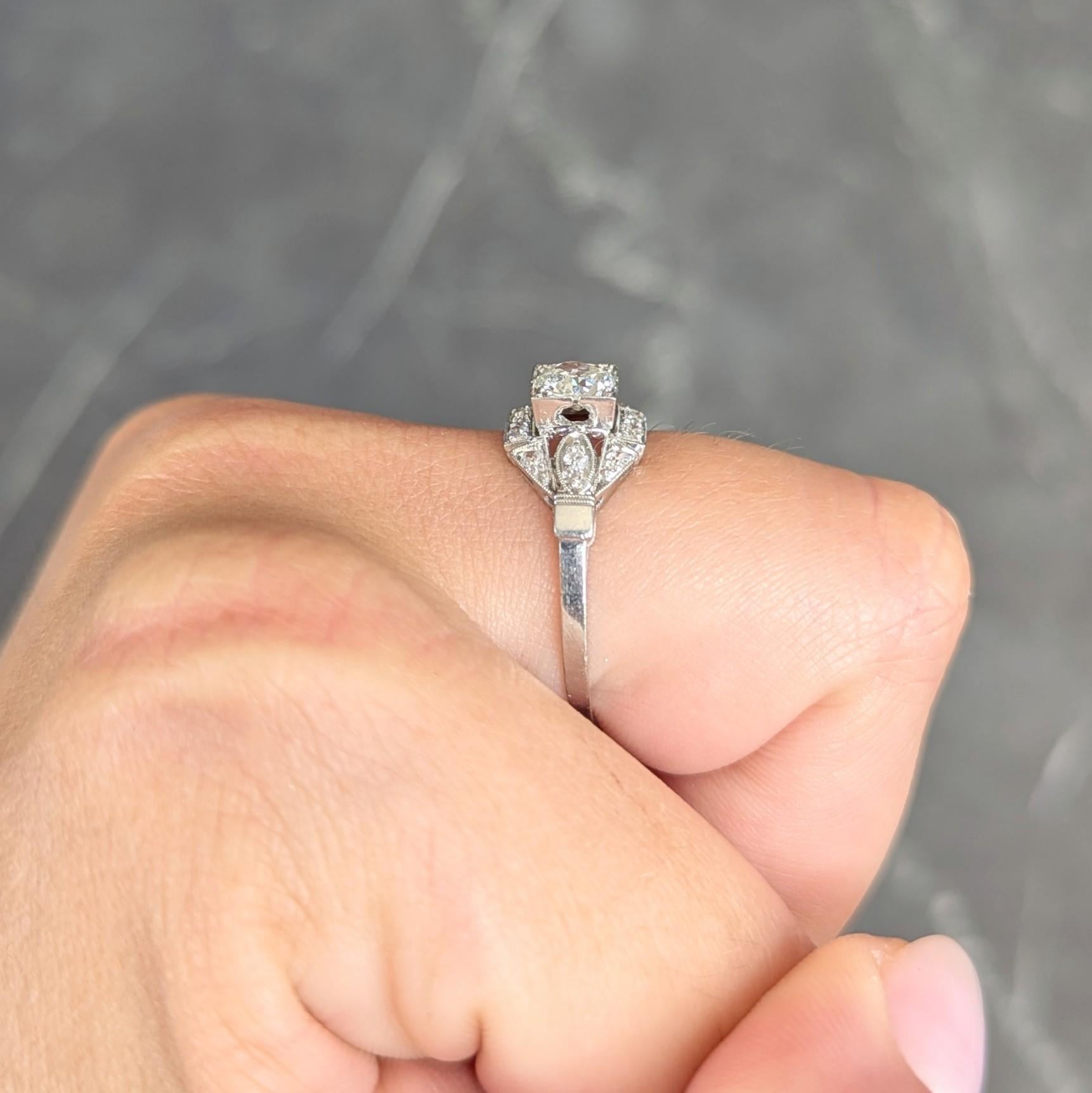 Bague de fiançailles vintage en platine avec diamants européens anciens de 0.78 ct. pt. en vente 7