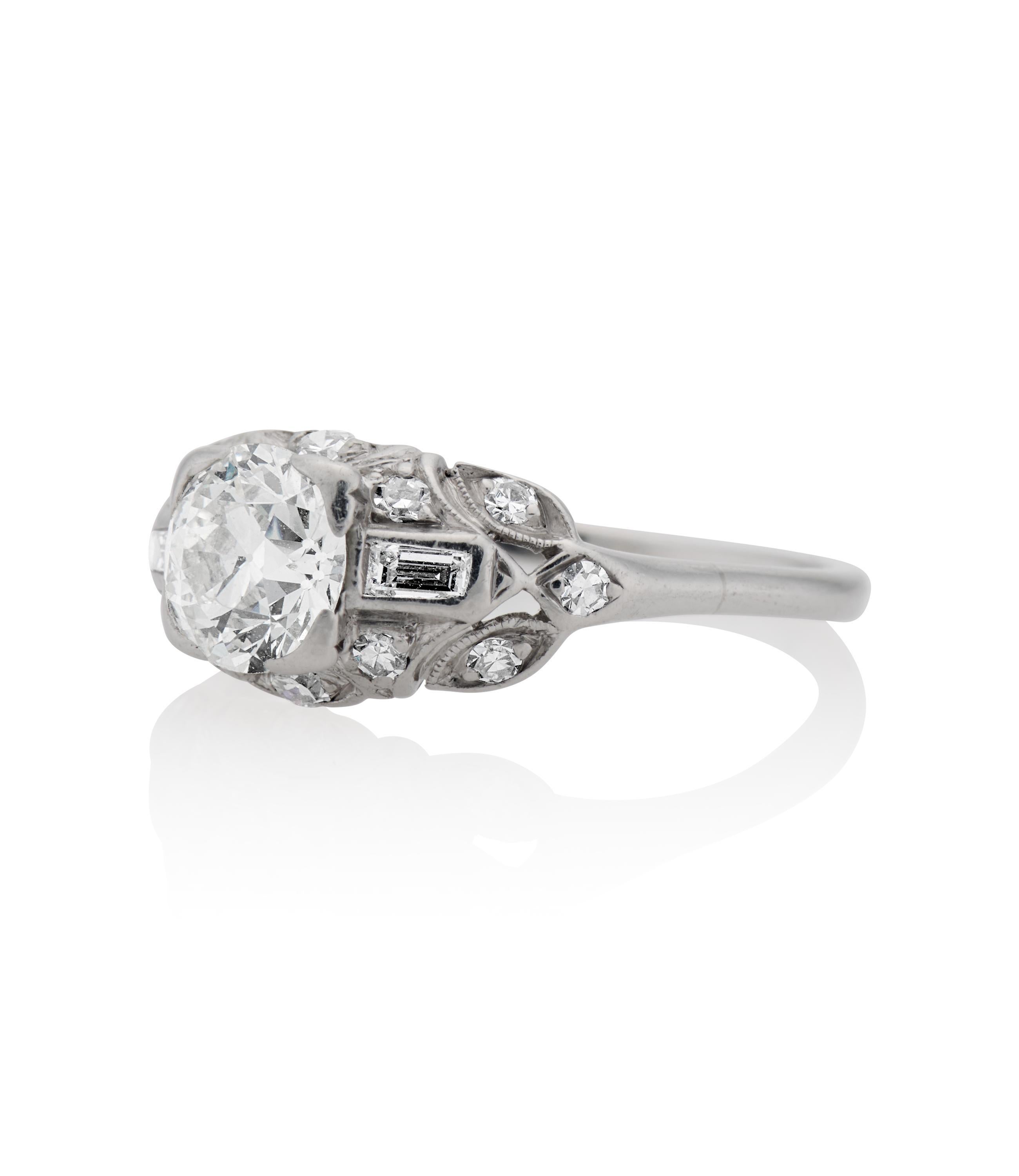 Beschreibung 
Antiker Verlobungsring im Art-Déco-Stil mit einem Diamanten im runden Brillantschliff von 0,80 Karat und Diamantakzenten von 0,20 Karat in einer Platinfassung mit Handgravur und geometrischen Mustern. Ein einzigartiger Stil aus der