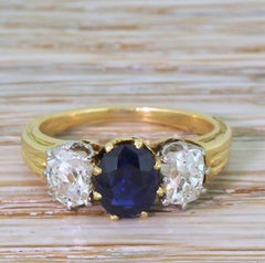 Anello Art Deco con zaffiro da 0,80 carati e trilogia di diamanti da 0,53 carati