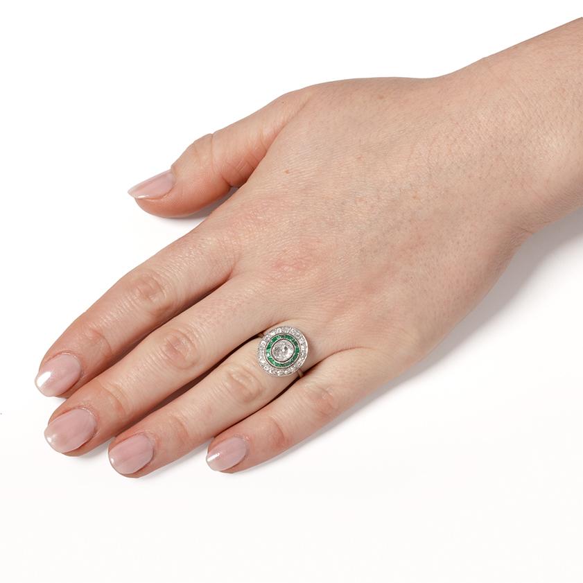 Bague cible Art déco en diamants et émeraudes de 0,80 carat, c. 1920 Pour femmes en vente