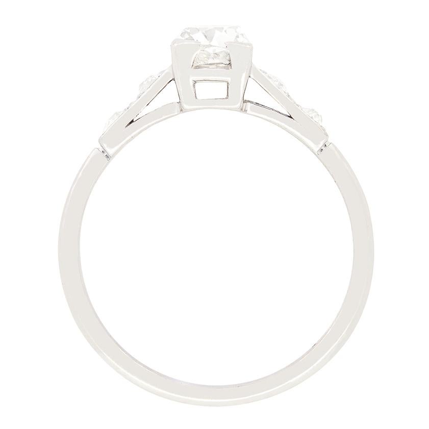 Diese atemberaubende Art-Déco-Variante des klassischen Solitärs zeichnet sich durch einen alten, oval geschliffenen Diamanten in seinem Zentrum aus. Der schöne Stein von 0,80 Karat hat eine Farbe von I und eine Reinheit von VS1. Der zentrale Diamant