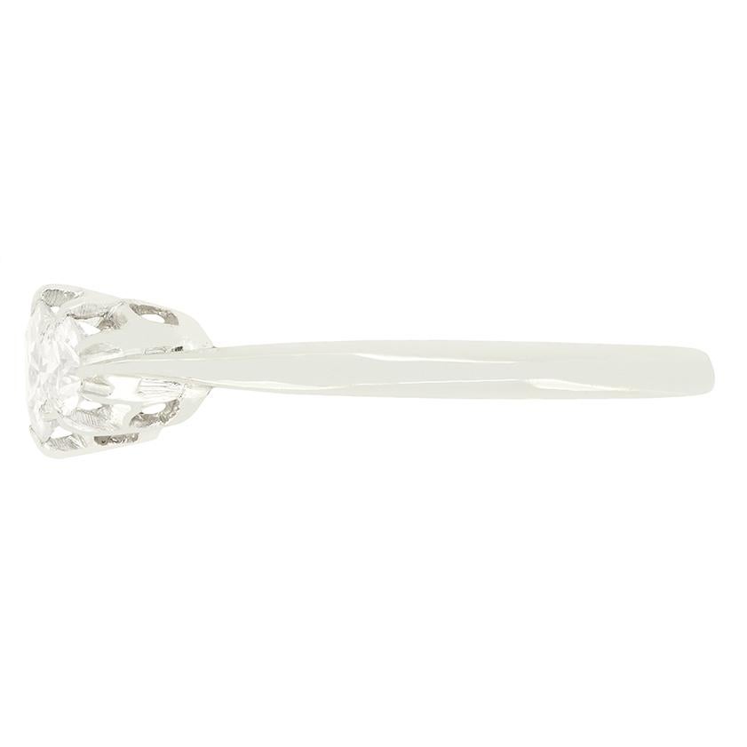 Questo classico anello a tre pietre in stile Art Déco mette in bella mostra un trio di diamanti antichi. Il diamante centrale è il più grande, con 0,40 carati, mentre la coppia di diamanti laterali pesa 0,20 carati ciascuno. Tutti e tre i diamanti