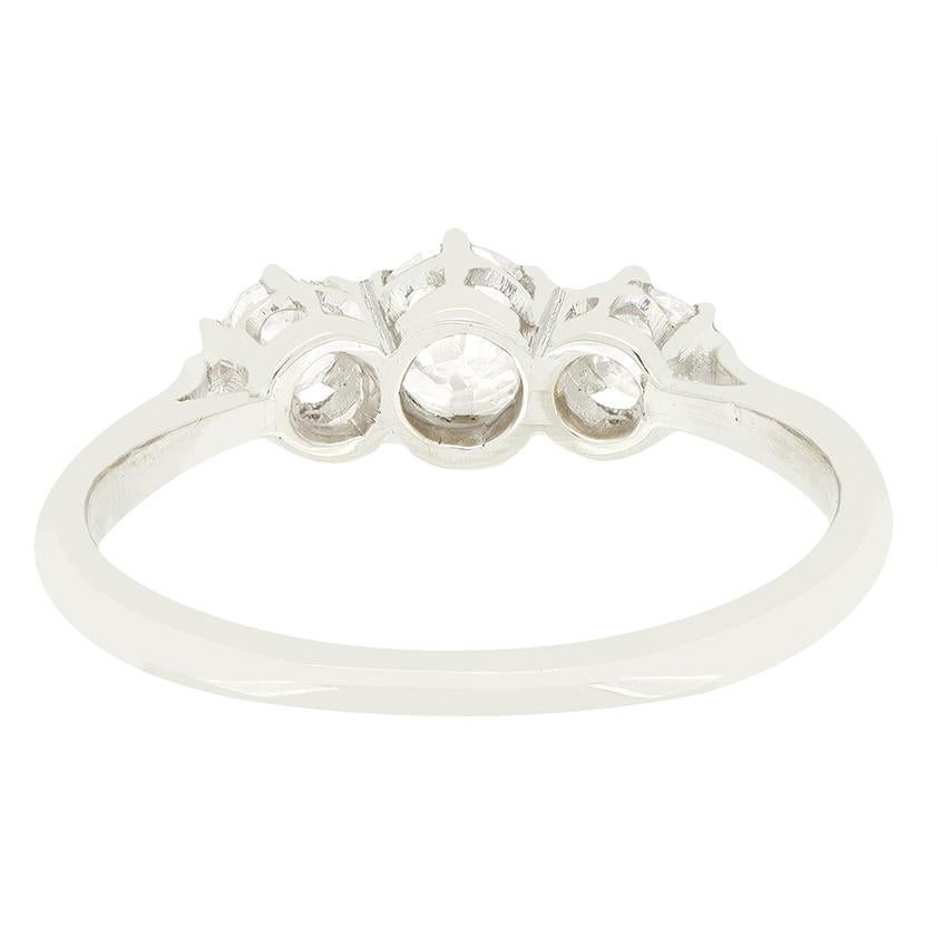 Taglio antico europeo Anello a trilogia di diamanti Art Deco da 0,80 carati, 1920 ca. in vendita