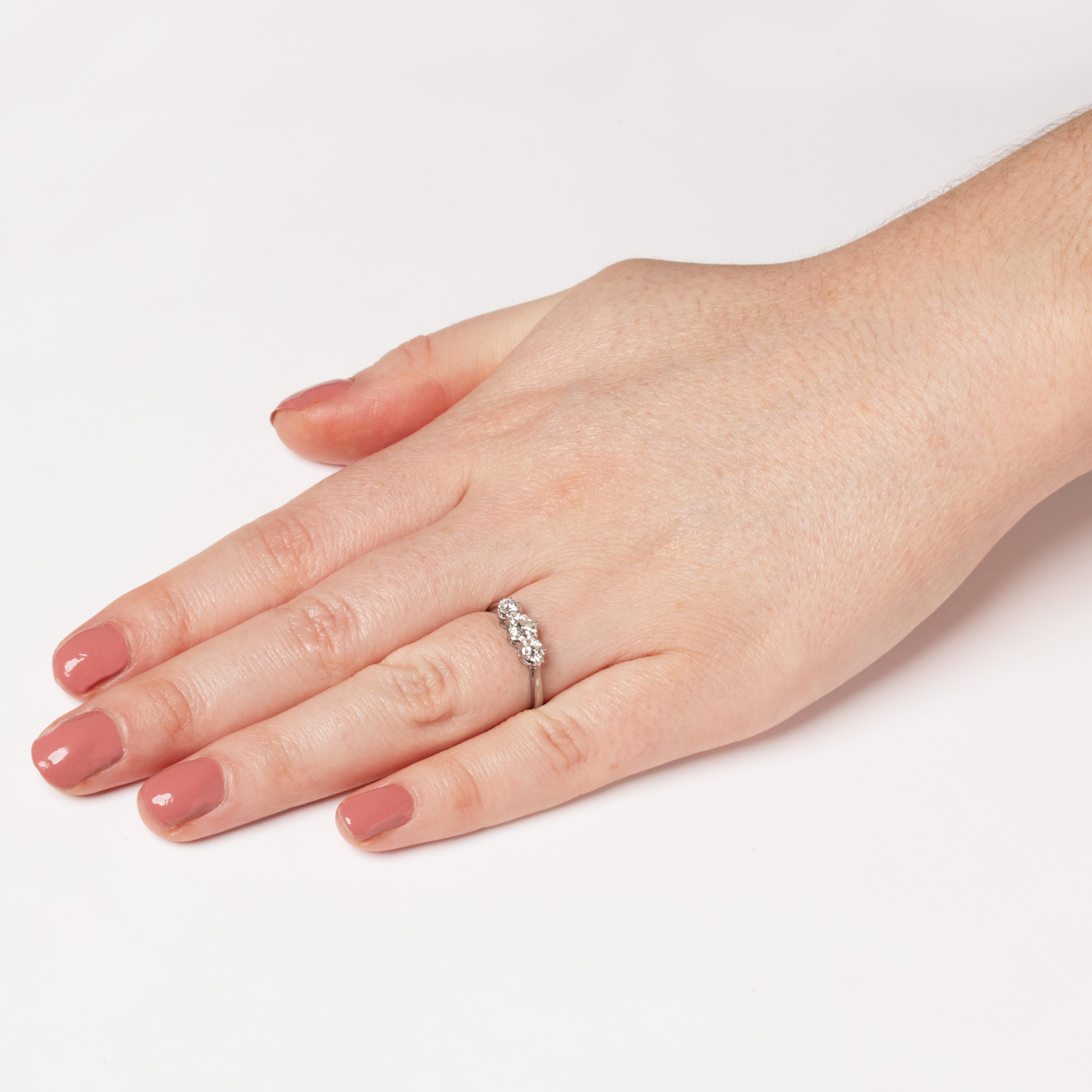 Anello a trilogia di diamanti Art Deco da 0,80 carati, 1920 ca. In condizioni buone in vendita a London, GB