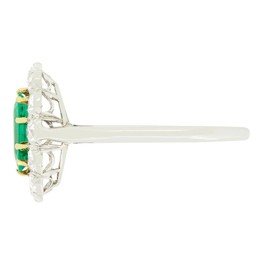 Art Déco Anello Art Deco con smeraldo e diamanti a grappolo da 0,80 carati, 1920 ca. in vendita