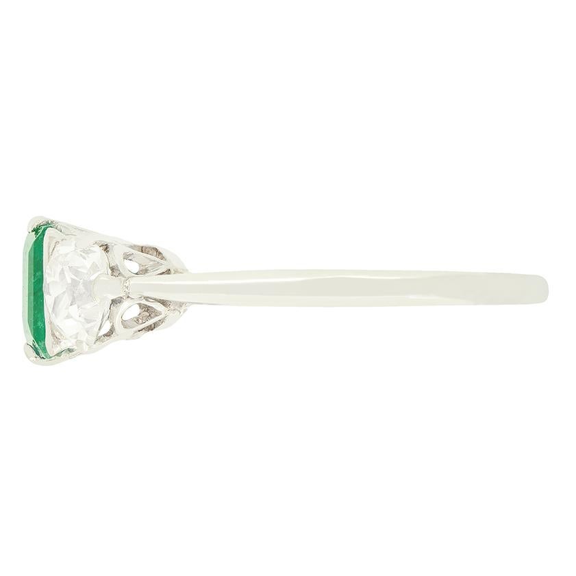 Anillo Art Déco de esmeraldas y diamantes de 0,80 ct con tres piedras, c.1920 Art Decó en venta