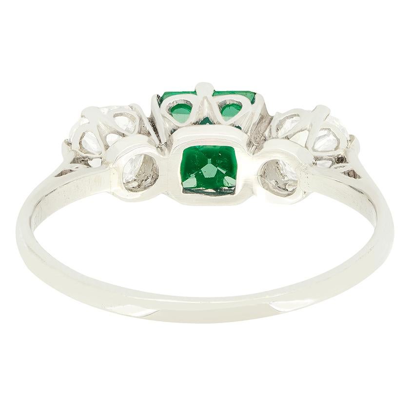 Anillo Art Déco de esmeraldas y diamantes de 0,80 ct con tres piedras, c.1920 Corte cuadrado en venta