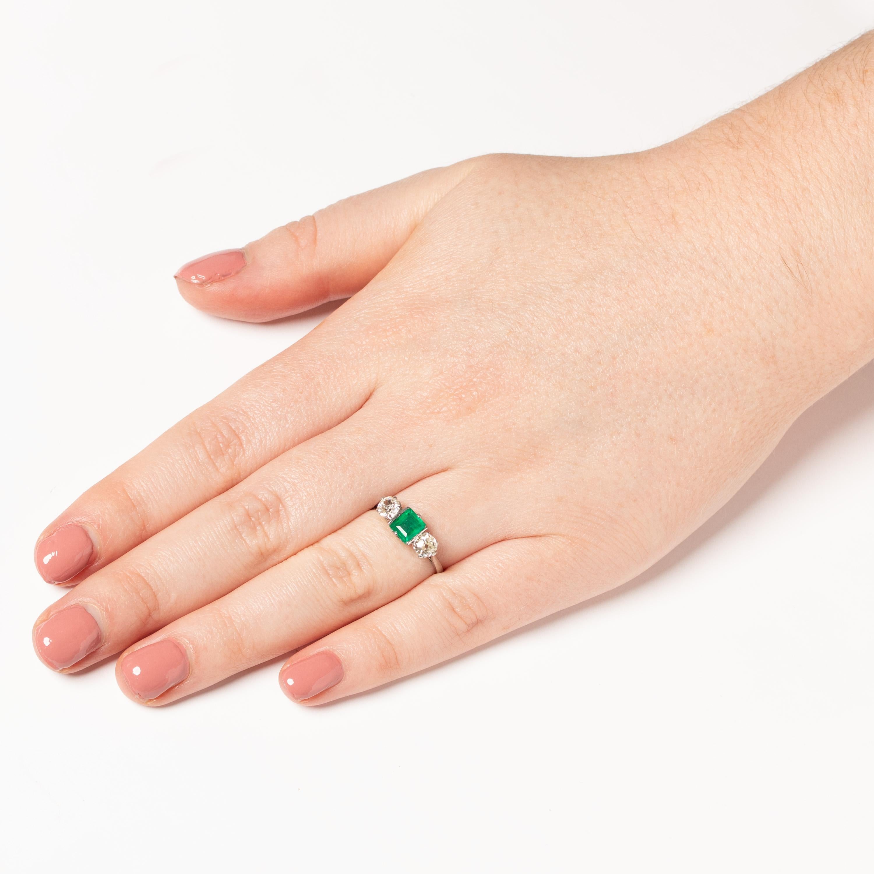Anillo Art Déco de esmeraldas y diamantes de 0,80 ct con tres piedras, c.1920 en Bueno estado para la venta en London, GB