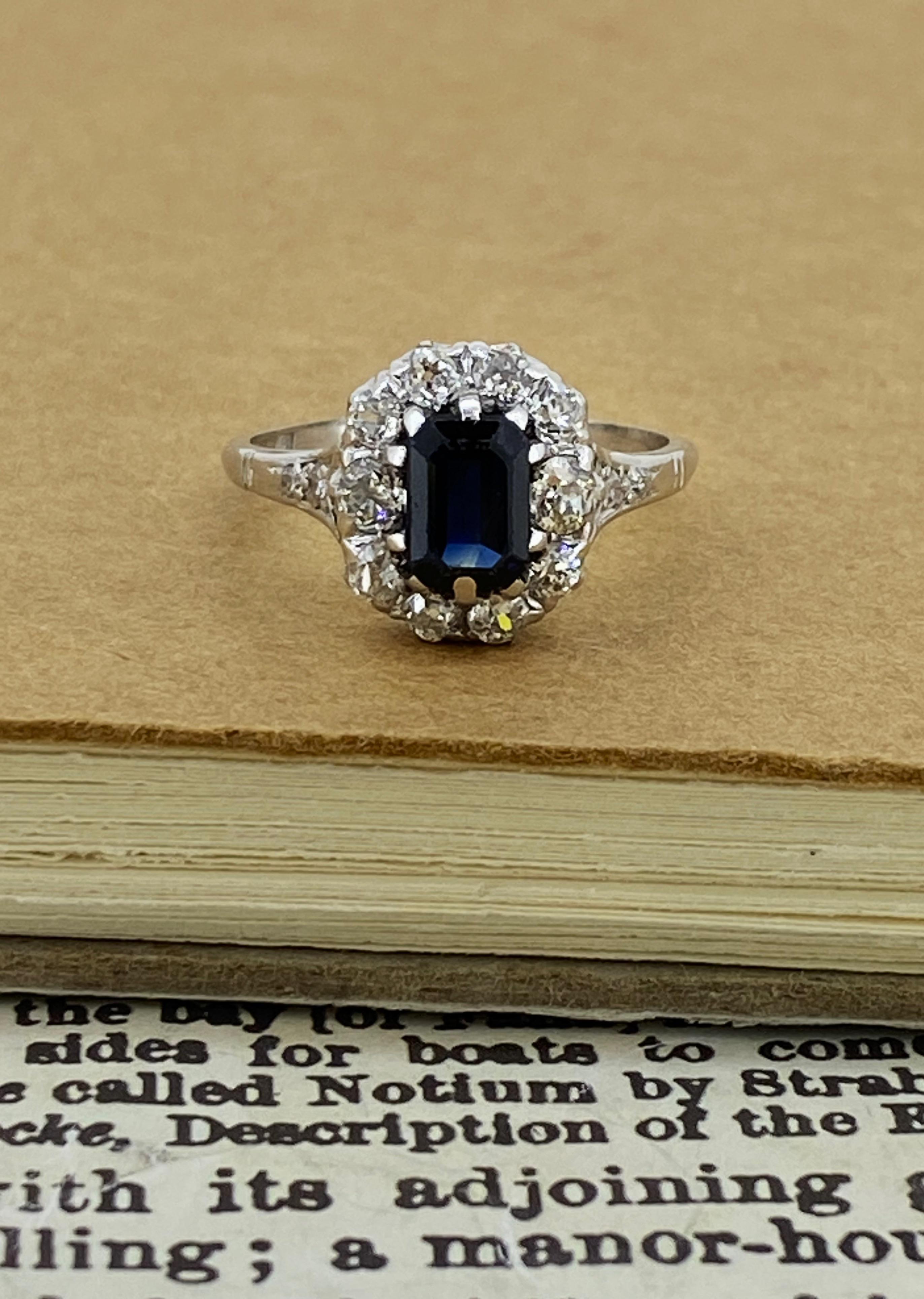 Art-Deco 0,80ct Natürlicher Saphir & Diamantring mit Smaragdschliff in 18K Gold/Platin (Art déco) im Angebot