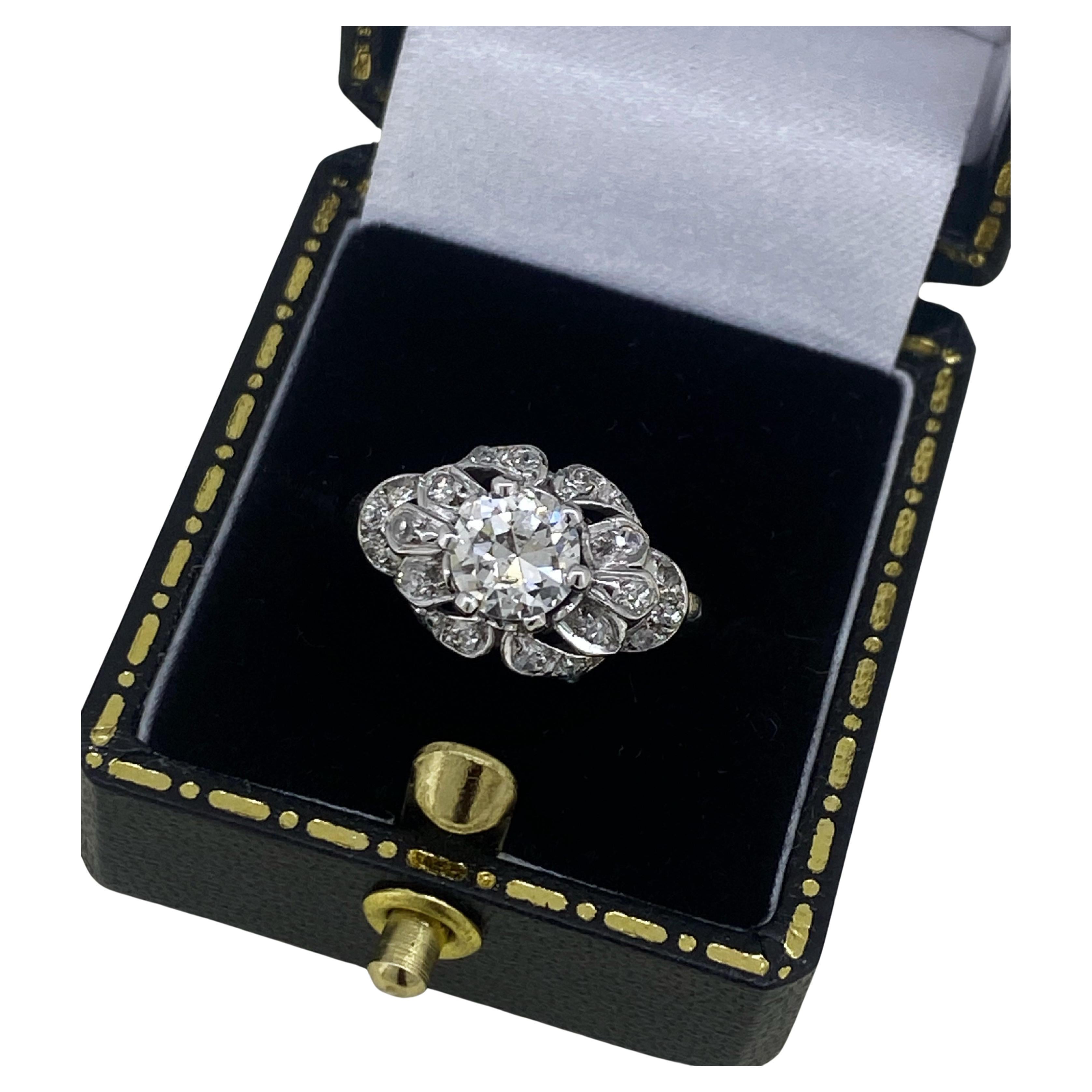 Von zeitlosem & visuell auffälligem Blumenkopfdesign 
dieses Stück stammt aus dem 
Art-Deco-Periode - ca. 1930er Jahre 

Zentraler 6-Klauen-Satz mit 
Ein alt-europäischer Diamant im Schliff - 
heute selten und begehrt - 
von beeindruckender Größe -