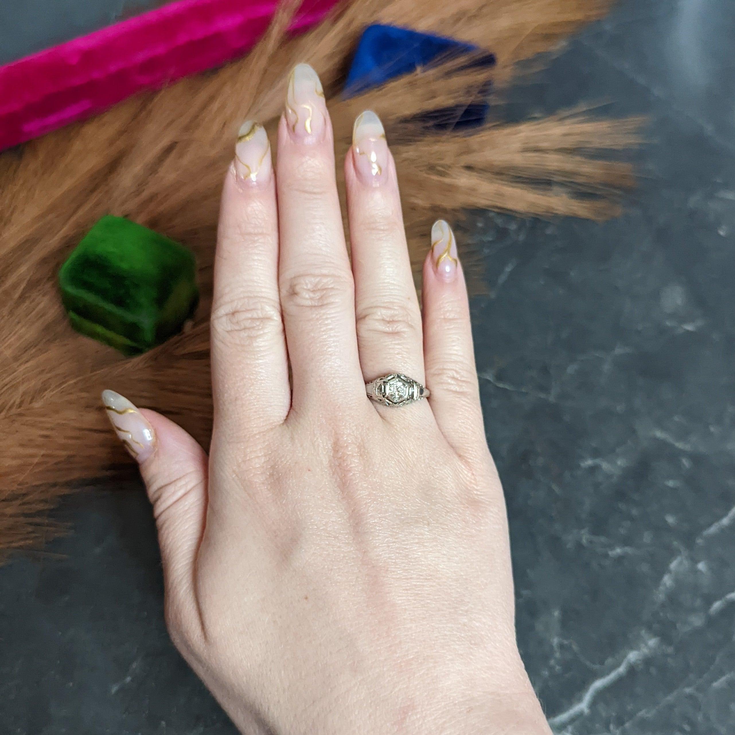 Art Deco 0.85 Carat Diamond Platinum Dinner Engagement Ring 2