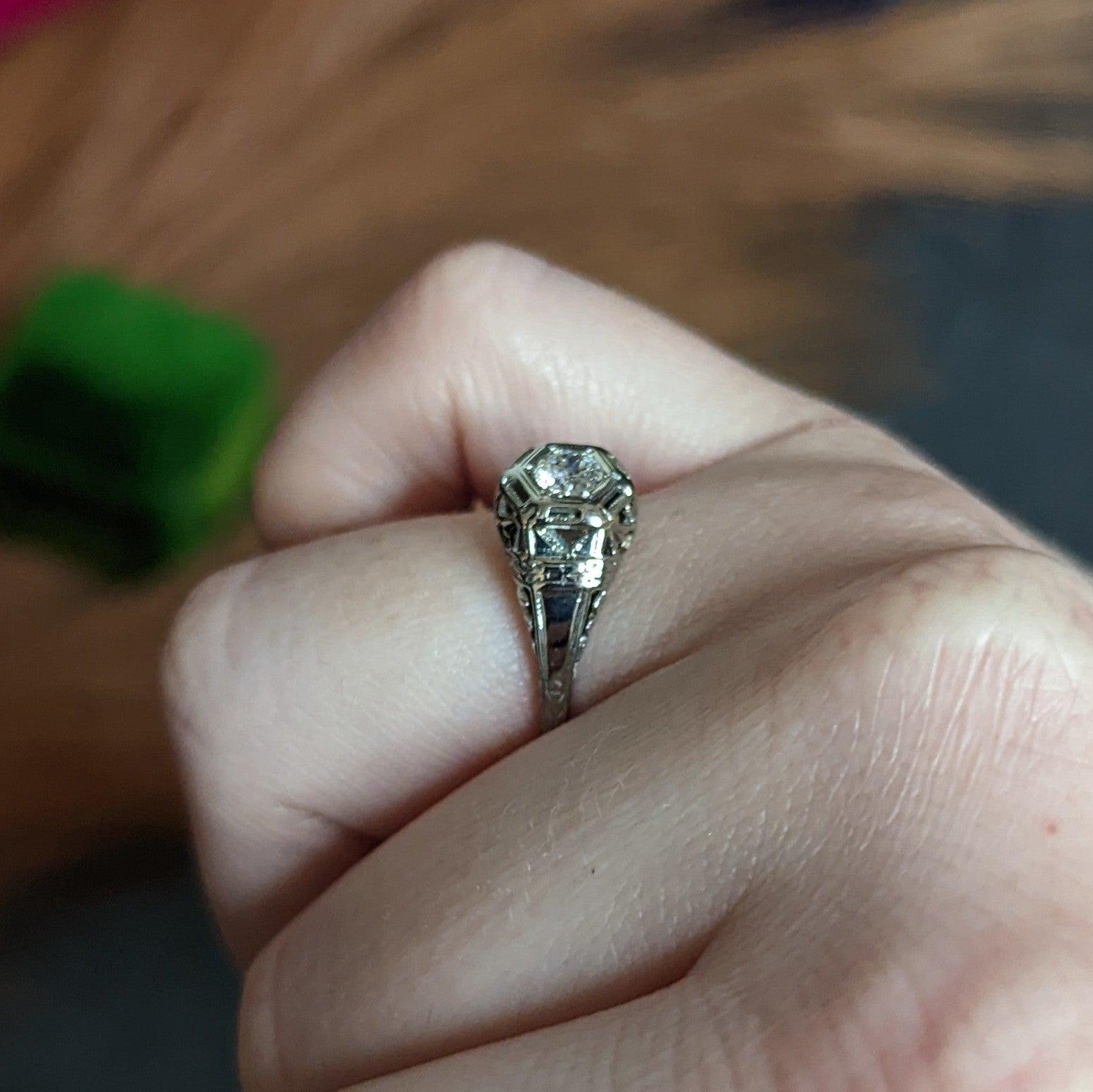 Art Deco 0.85 Carat Diamond Platinum Dinner Engagement Ring For Sale 3