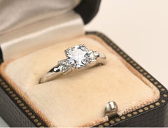 Bague Art déco de 0.85 carat, taille européenne ancienne. Bague de fiançailles rehaussée d'un diamant J VS2