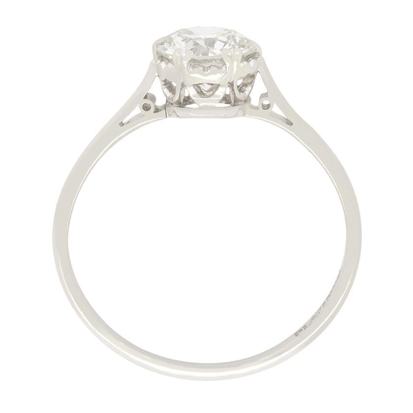Este anillo solitario de diamantes data de la década de 1920 y es el estilo clásico de anillo de compromiso. Presenta un hermoso diamante de talla de transición de 0,85 quilates, engastado en garra en su centro. El diamante tiene una graduación de