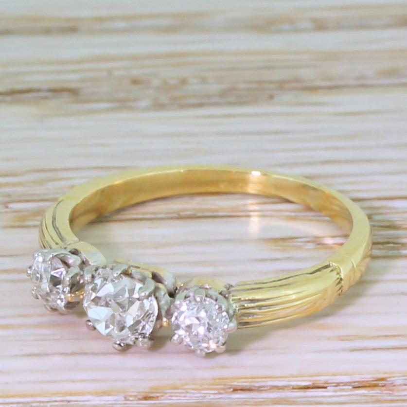 Art Deco 0.86 Carat Old Cut Diamond Trilogy Ring For Sale 1