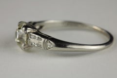 Art Deco Verlobungsring mit 0,88 Karat Diamant im Art déco-Stil