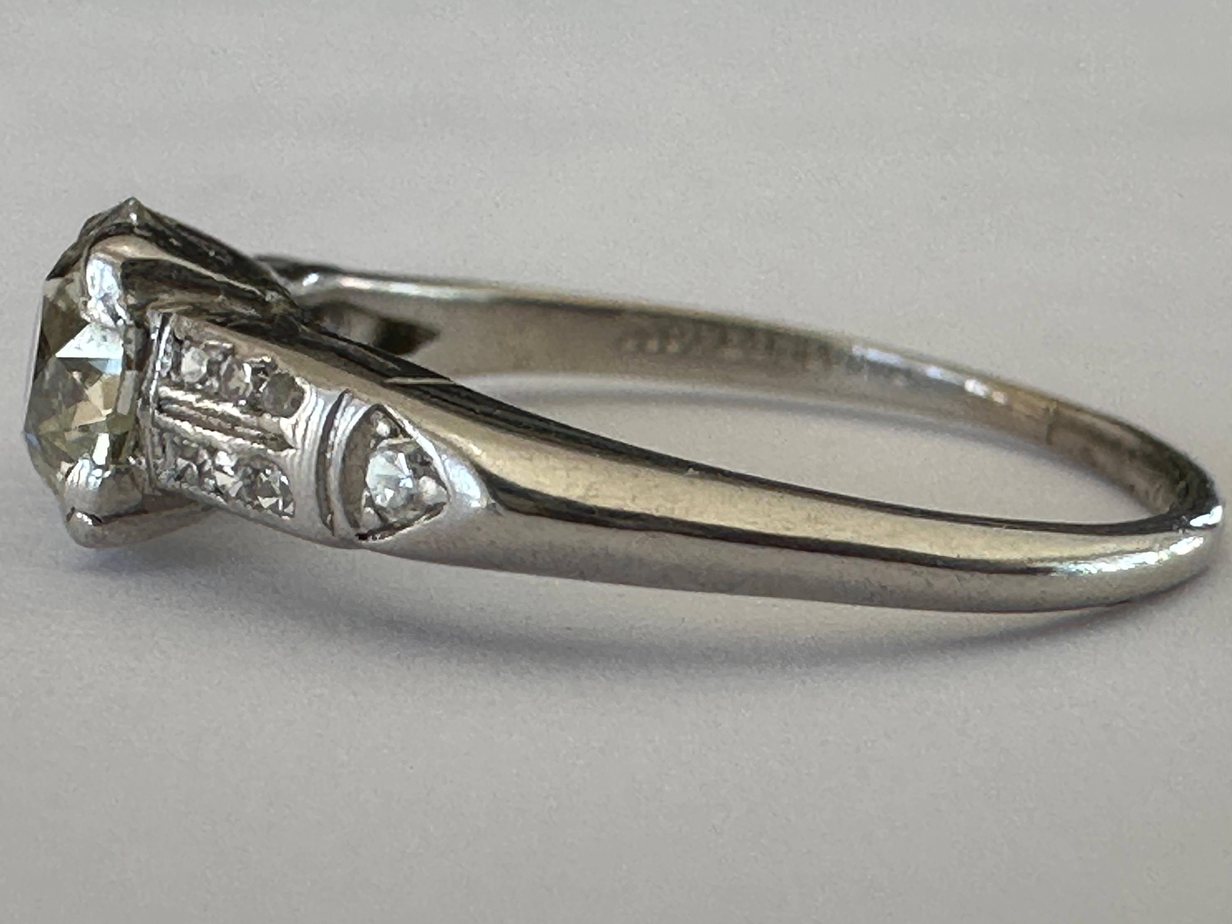 Taille vieille Europe Bague de fiançailles Art déco avec diamant de 0,88 carat  en vente