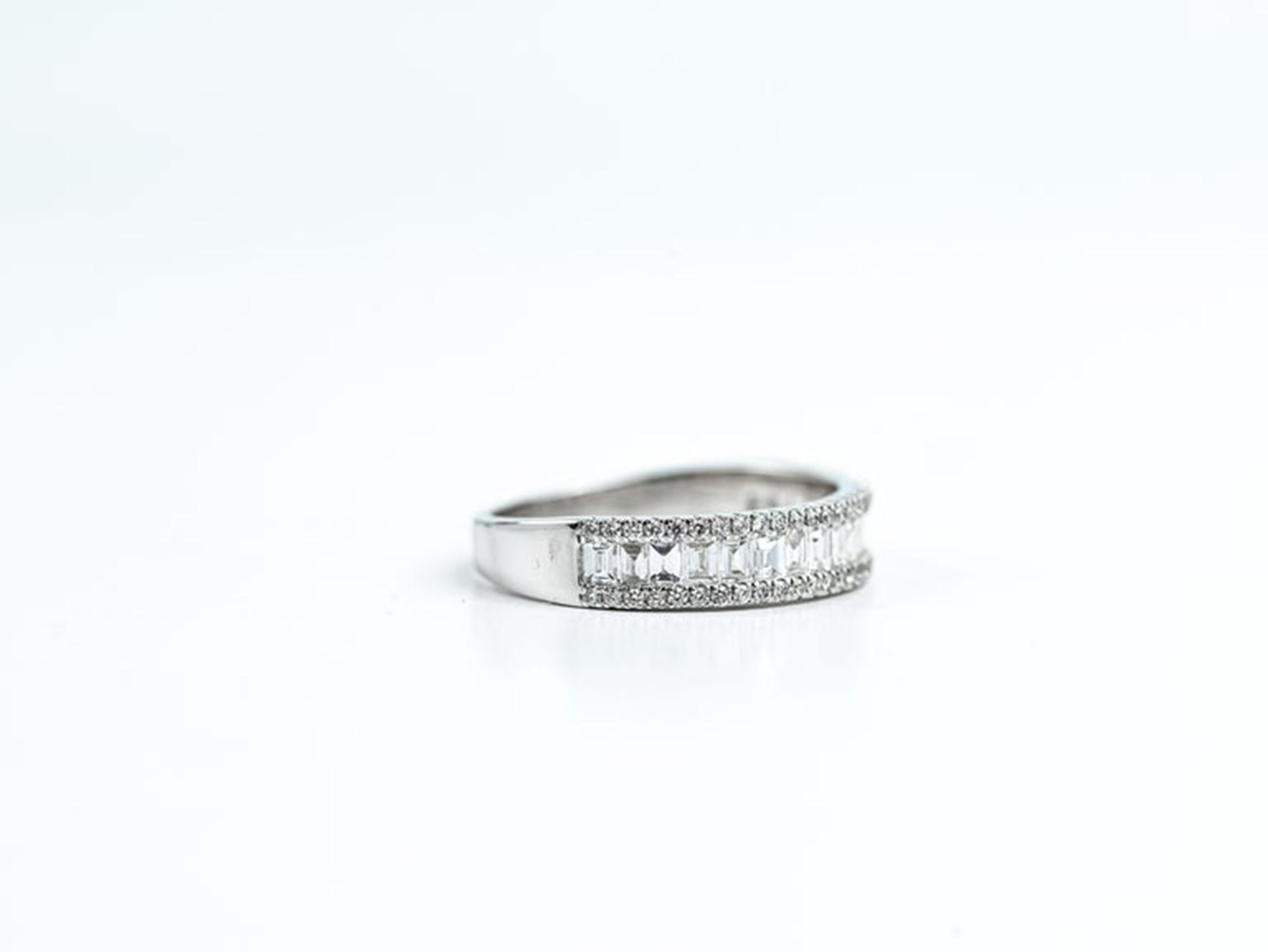 Art Deco 0.8TCW Baguette-Diamant-Halb-Eternity-Ring aus 18 Karat Weißgold im Angebot 4