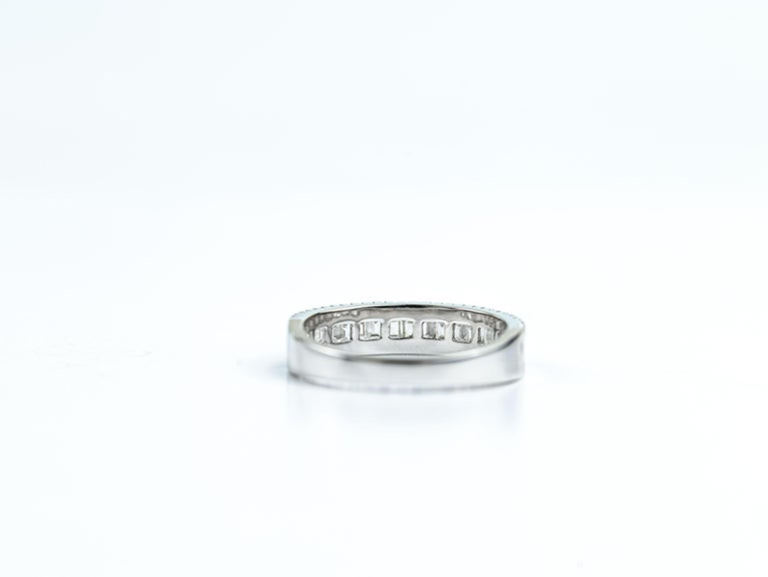 Art Deco 0.8TCW Baguette-Diamant-Halb-Eternity-Ring aus 18 Karat Weißgold im Angebot 3