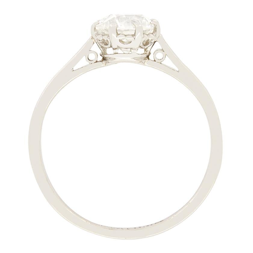 Dieser klassische Solitär-Verlobungsring hat einen reizvollen Diamanten im Altschliff mit einem Gewicht von 0,90 Karat. Der Diamant ist von guter Qualität mit einer Farbeinstufung von F und einer Reinheit von SI1. Dieser zeitlose Ring ist ganz aus
