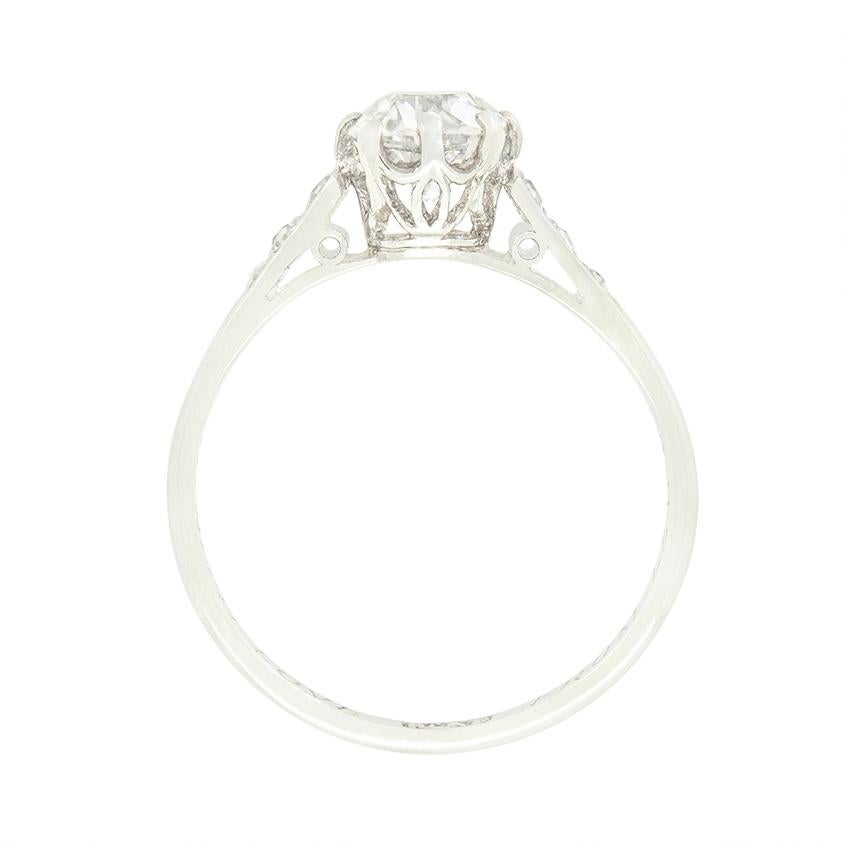 Questo meraviglioso solitario art déco è un classico senza tempo. Realizzato a mano negli anni '20, questo anello è caratterizzato da un diamante vecchio da 0,90 carati al centro. Il diamante è di alta qualità, con colore G e purezza VS2, e si trova