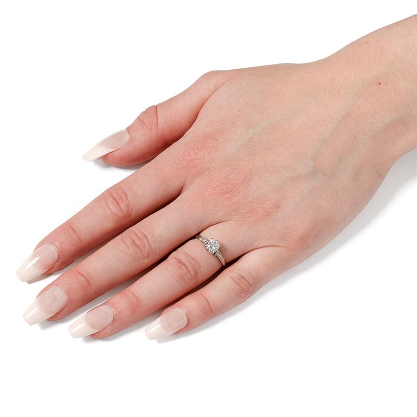 Anello solitario con diamante Art Deco da 0,90 carati, 1920 circa In condizioni buone in vendita a London, GB