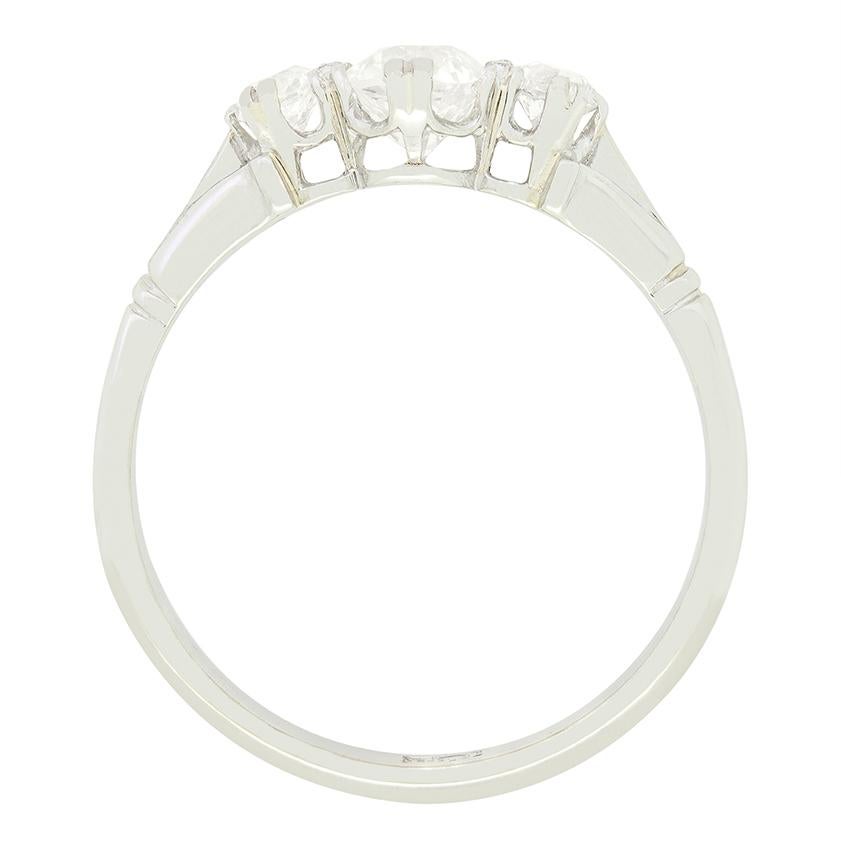 Cette bague de fiançailles classique Art déco à trois pierres  présente un trio de diamants étincelants de taille ancienne. Le diamant central est le plus important (0,50 carat), les deux autres pesant chacun 0,20 carat. Les trois diamants sont de