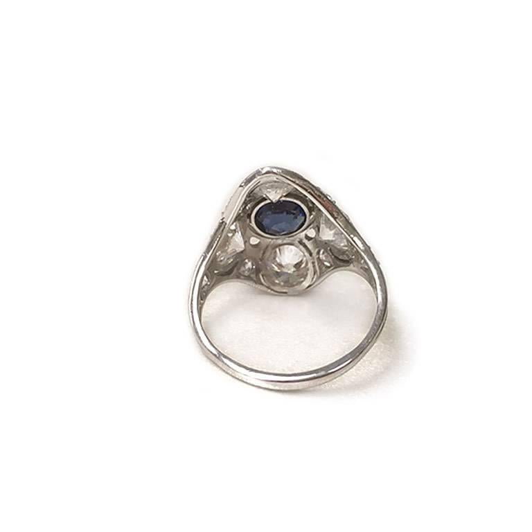 Real Art Deco 0.90ct Rd Blue Sapphire & 2.08cts (approx.) Diamond Platinum Ring In Excellent Condition For Sale In Montreal, Quebec