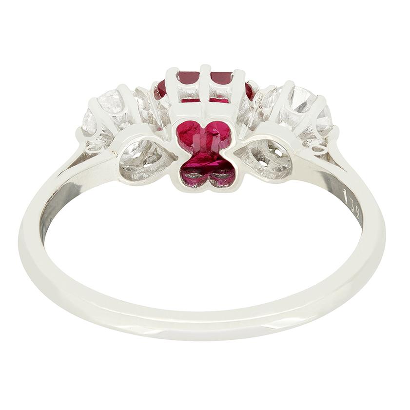Anello a tre pietre con rubino e diamanti in stile Art Déco da 0,90 carati, 1920 ca. In condizioni buone in vendita a London, GB