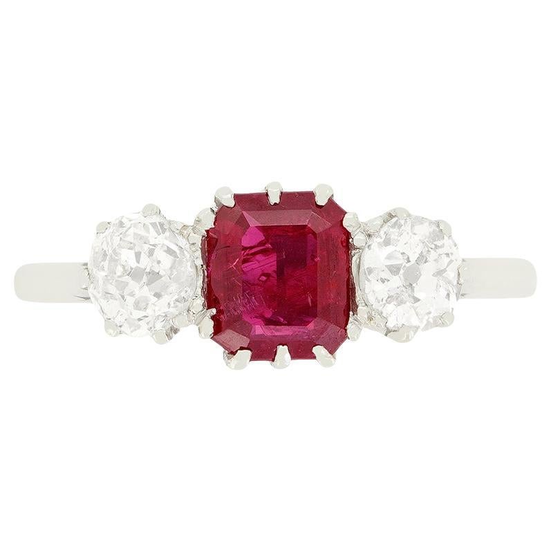 Anello a tre pietre con rubino e diamanti in stile Art Déco da 0,90 carati, 1920 ca. in vendita