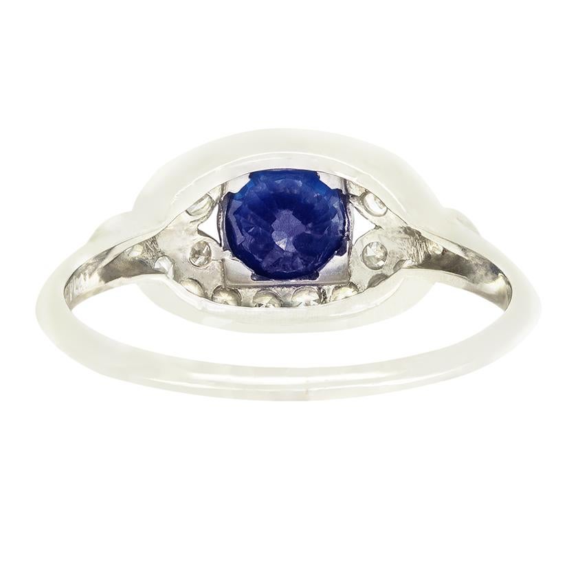 Taglio antico europeo Art Deco 0.90ct Sapphire and Diamond Cluster Ring, c.1920s in vendita