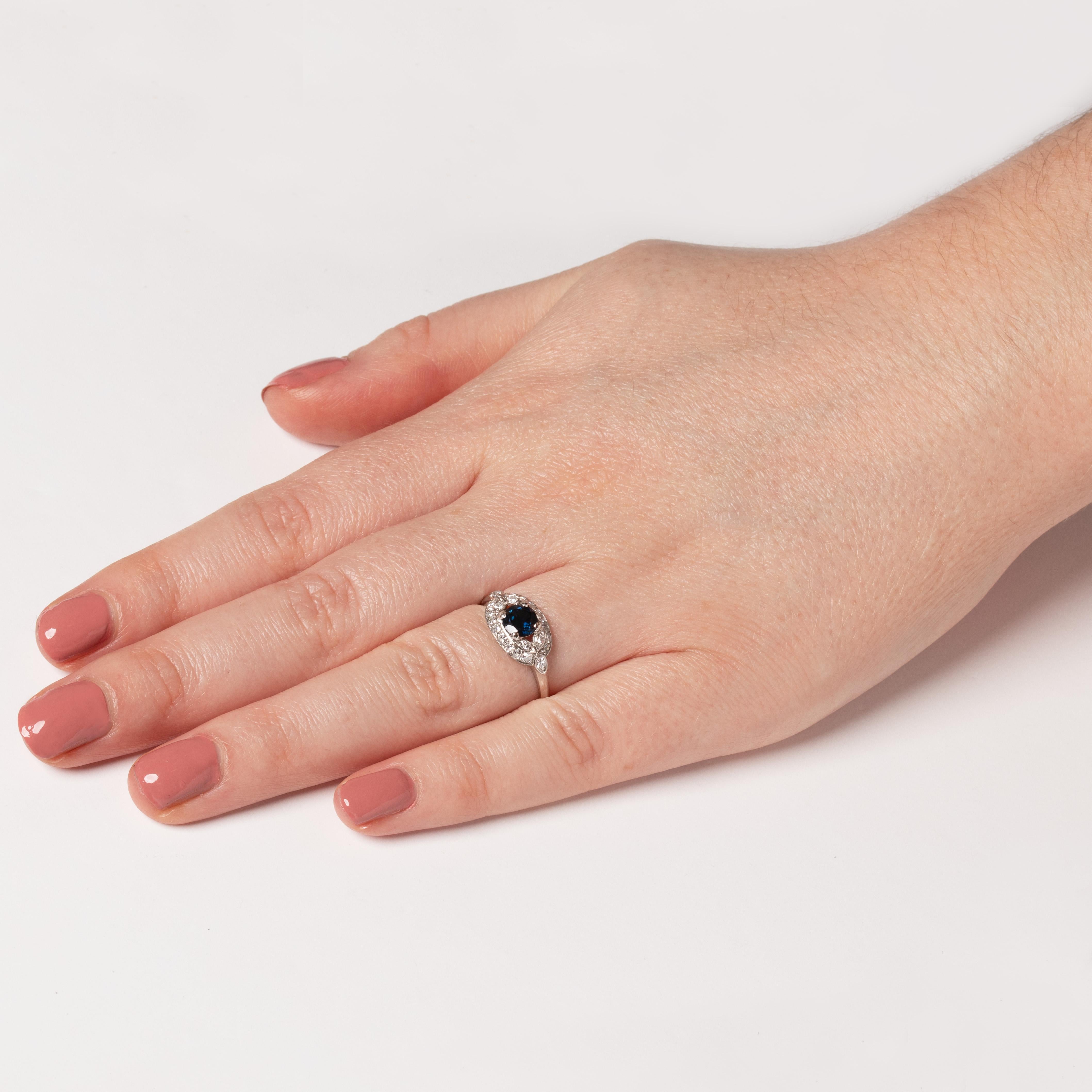 Art Deco 0.90ct Sapphire and Diamond Cluster Ring, c.1920s In condizioni buone in vendita a London, GB