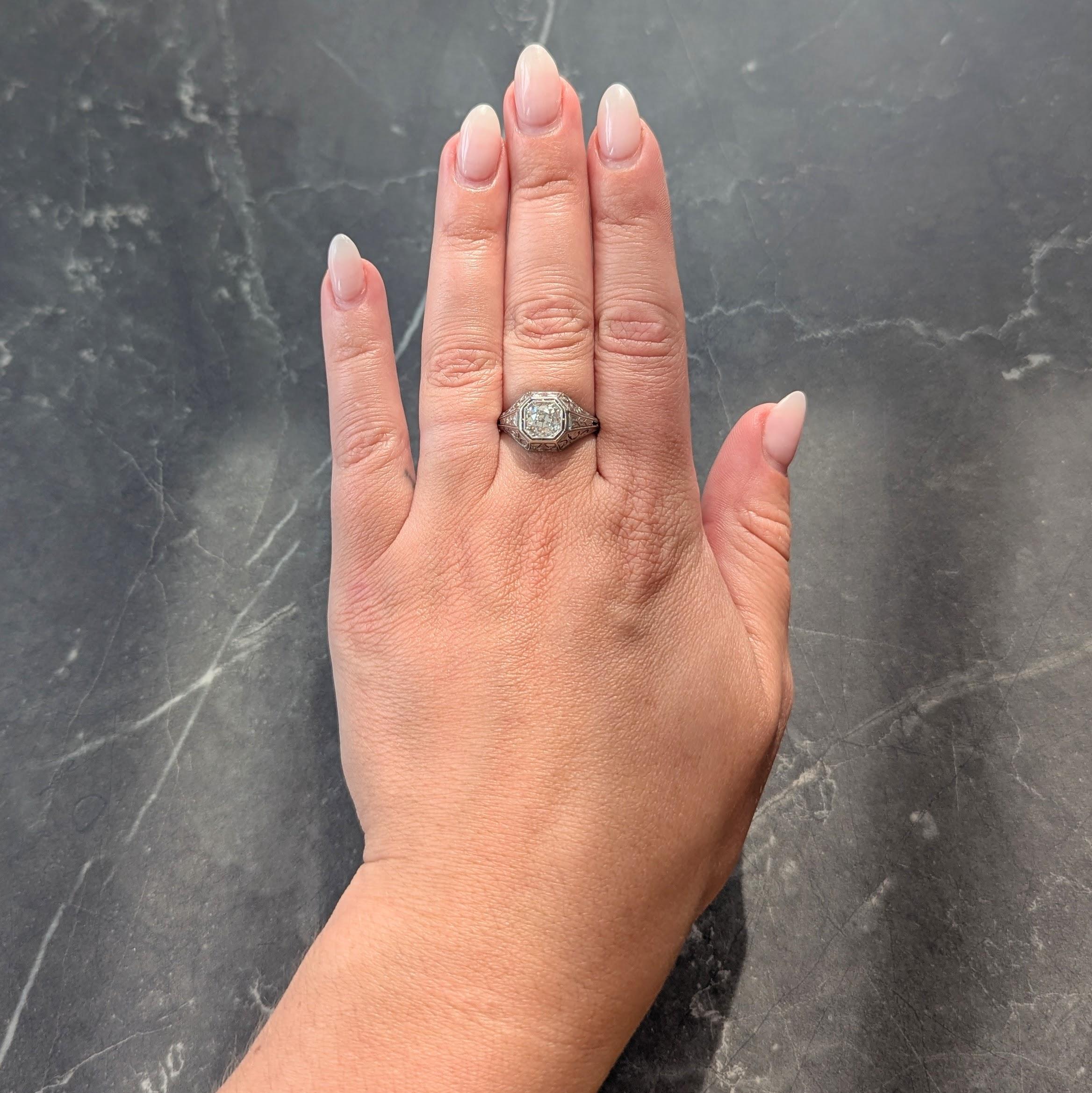 Centrado de un diamante talla mina antigua de 0,93 quilates - color K con claridad SI2
Cuenta engastada en una cabeza de forma octogonal con un halo flotante perforado alrededor
Con una galería de forma facetada perforada con motivos de